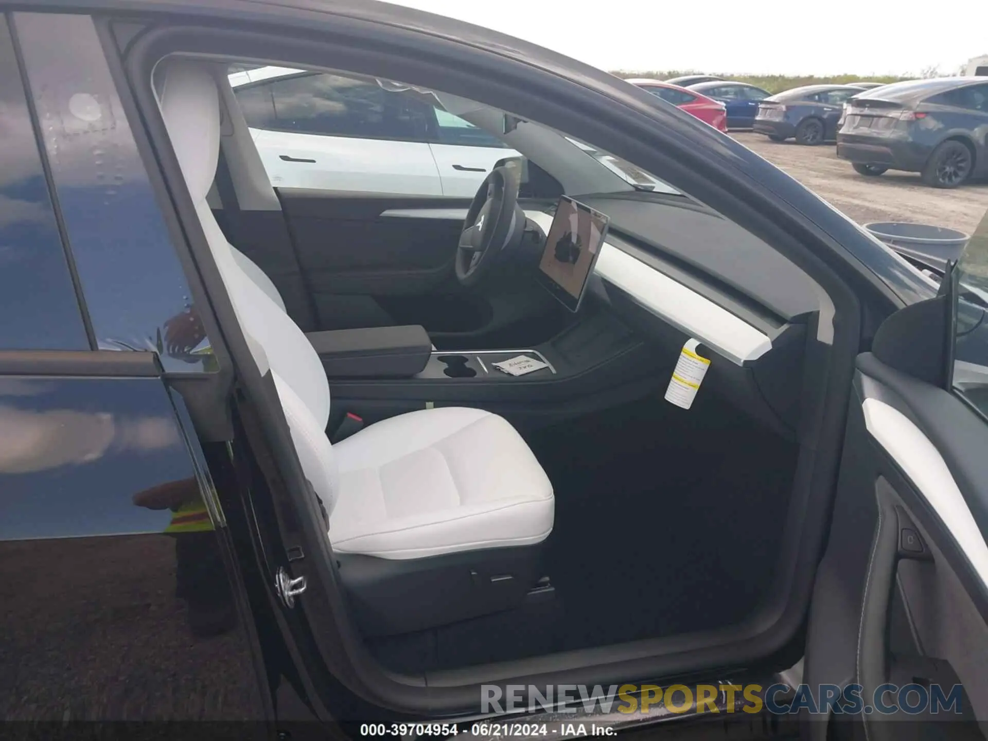 5 Photograph of a damaged car 7SAYGDED8RF092915 TESLA MODEL Y 2024