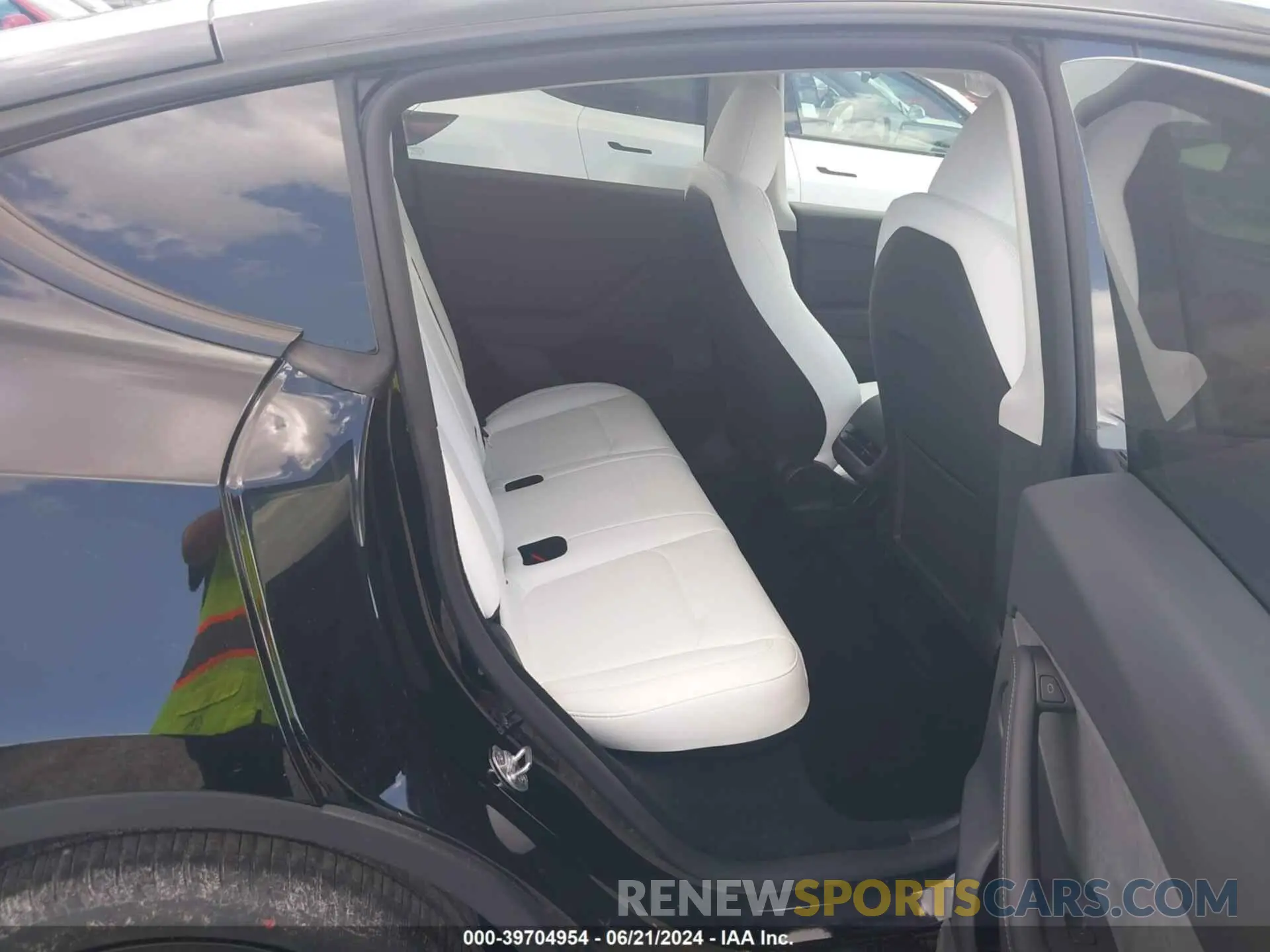8 Photograph of a damaged car 7SAYGDED8RF092915 TESLA MODEL Y 2024