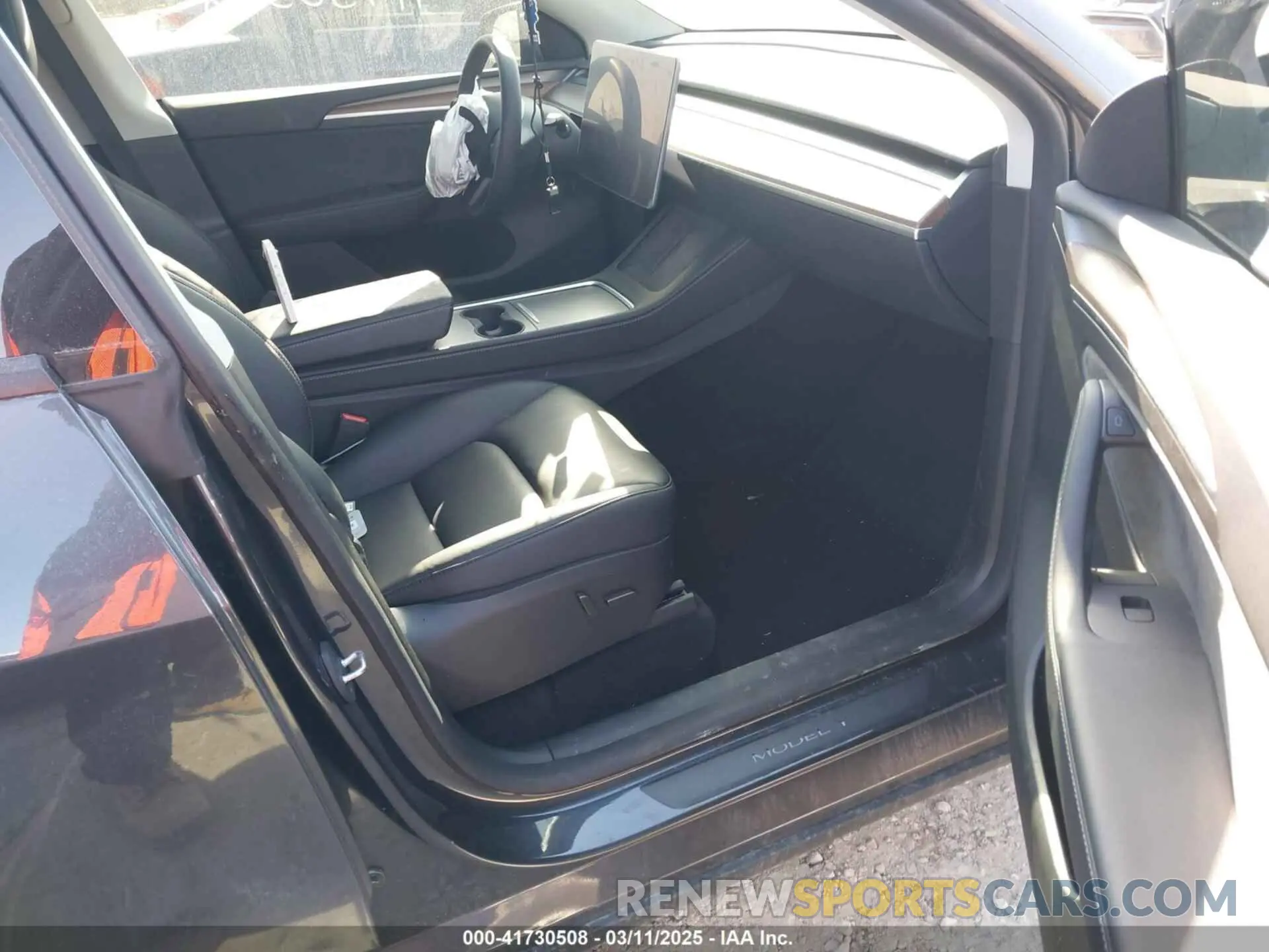 5 Photograph of a damaged car 7SAYGDED8RF158346 TESLA MODEL Y 2024
