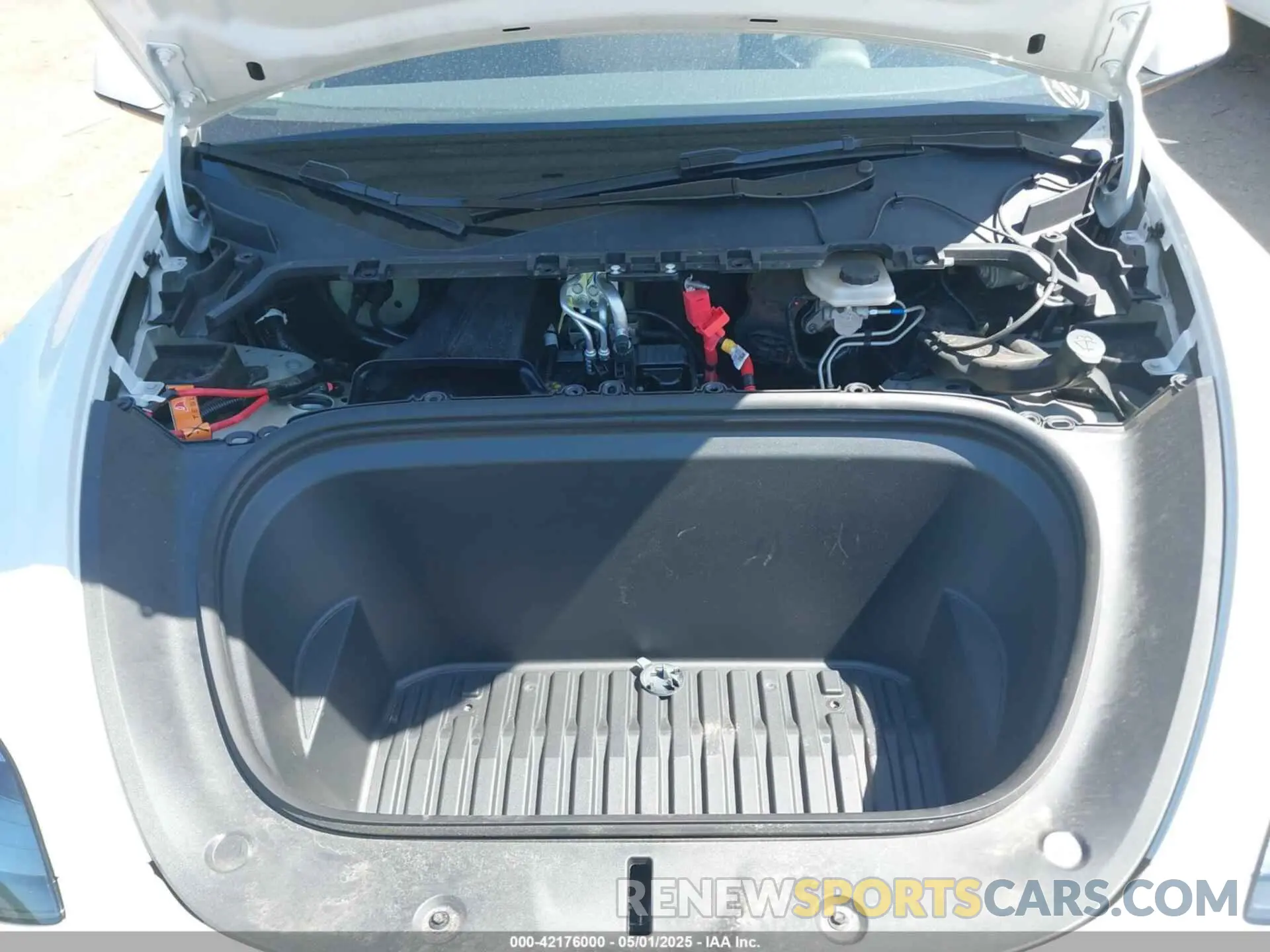 10 Photograph of a damaged car 7SAYGDED8RF211112 TESLA MODEL Y 2024