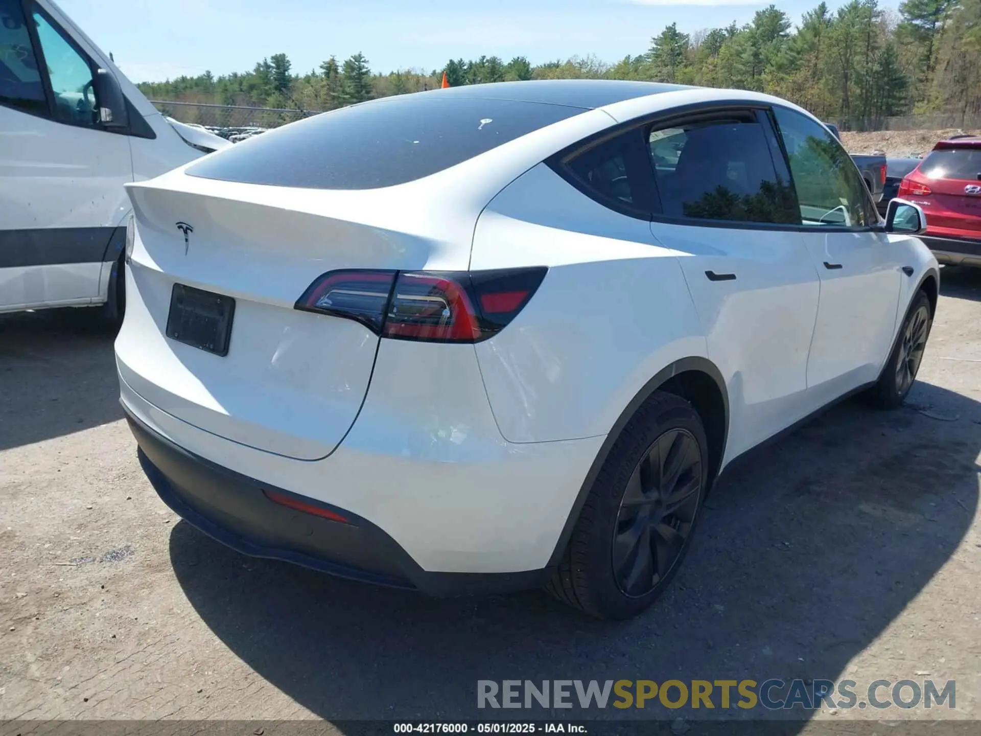 4 Photograph of a damaged car 7SAYGDED8RF211112 TESLA MODEL Y 2024