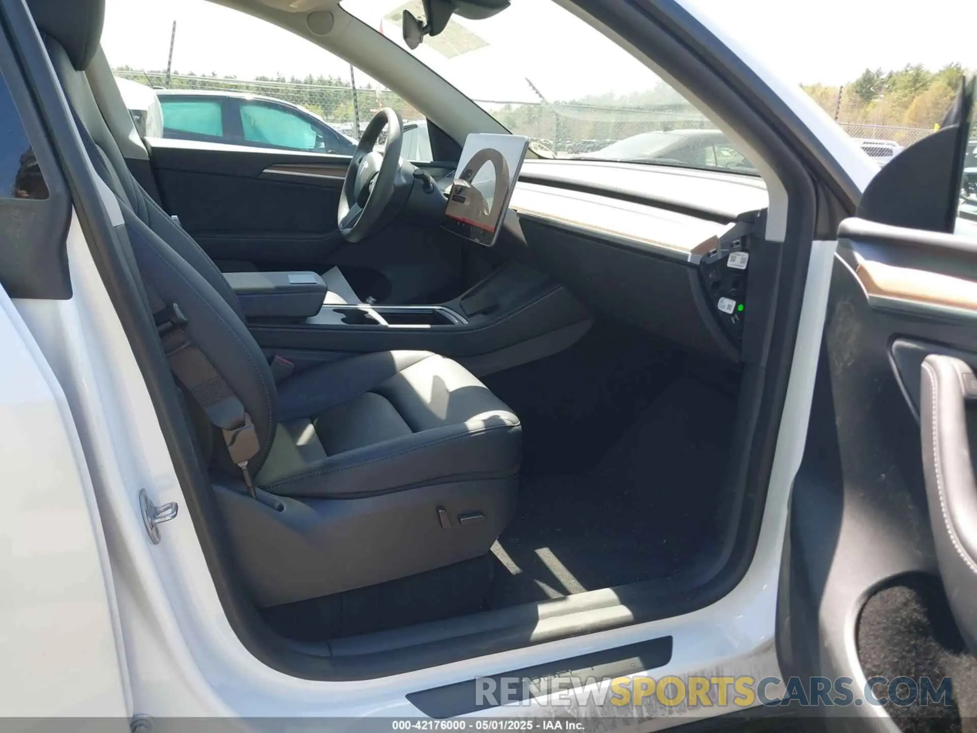 5 Photograph of a damaged car 7SAYGDED8RF211112 TESLA MODEL Y 2024
