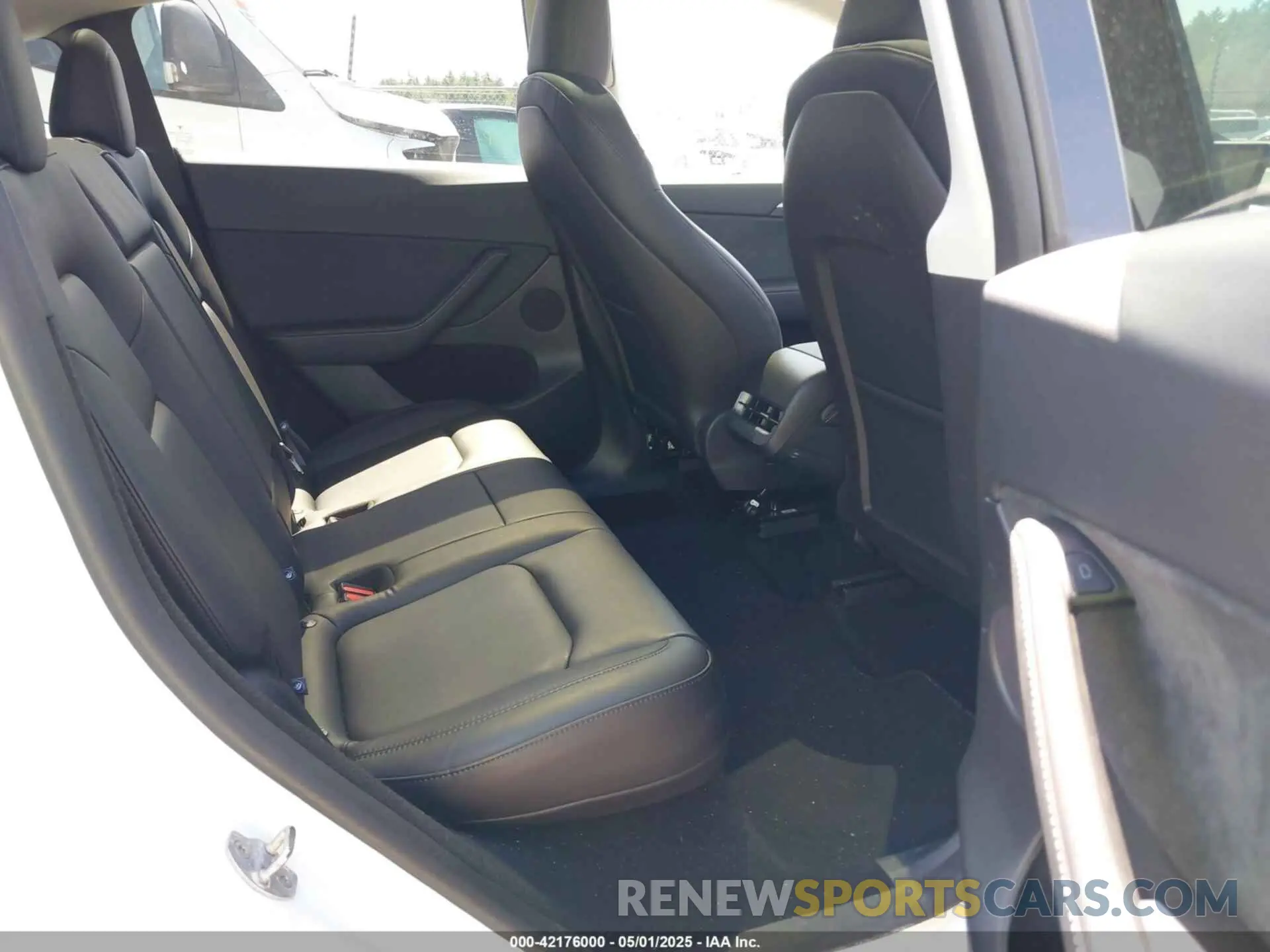 8 Photograph of a damaged car 7SAYGDED8RF211112 TESLA MODEL Y 2024