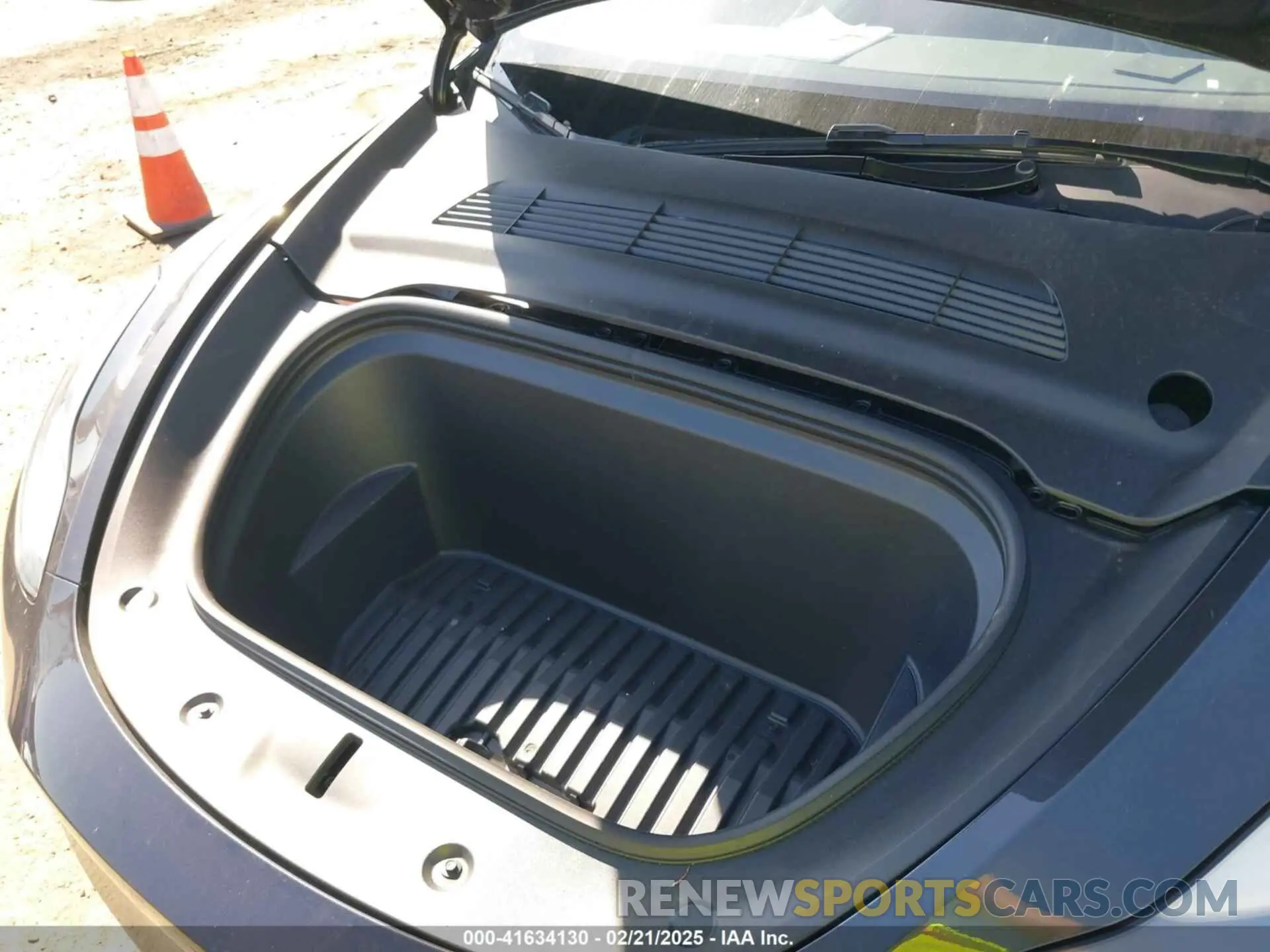 10 Photograph of a damaged car 7SAYGDED8RF213796 TESLA MODEL Y 2024