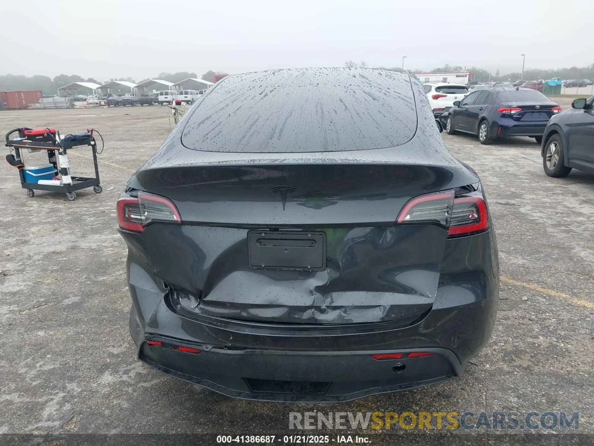 15 Photograph of a damaged car 7SAYGDED8RF213927 TESLA MODEL Y 2024