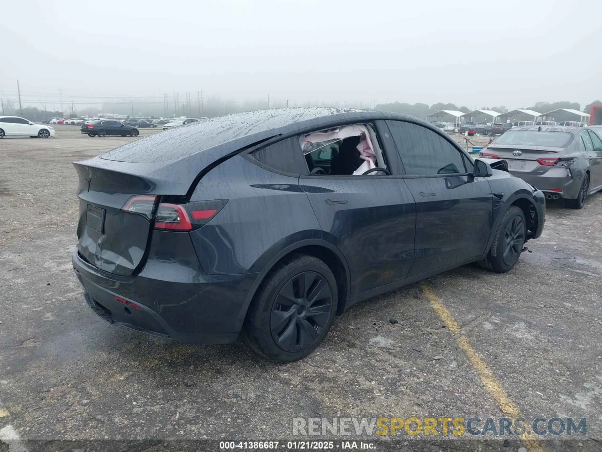 4 Photograph of a damaged car 7SAYGDED8RF213927 TESLA MODEL Y 2024