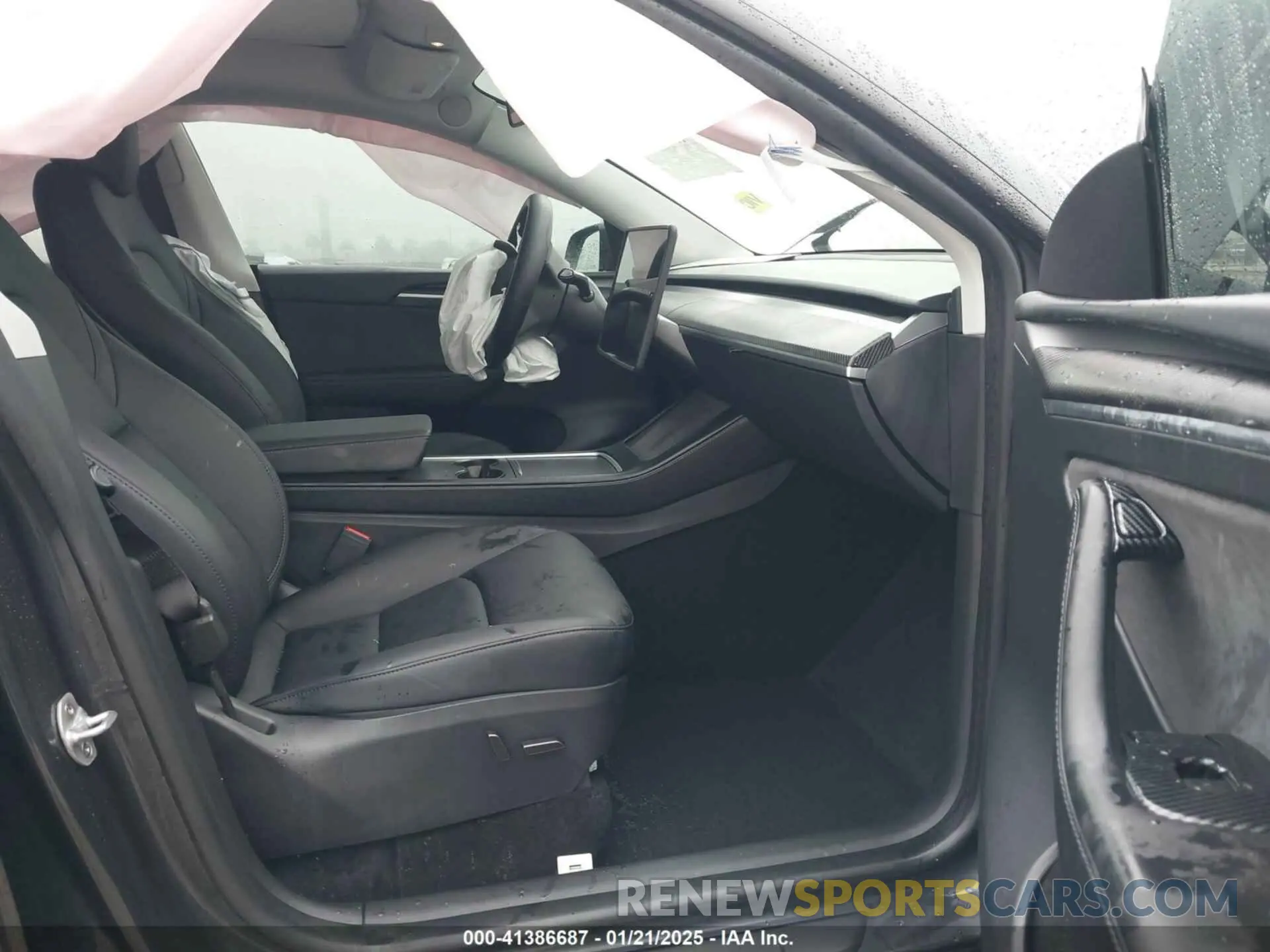5 Photograph of a damaged car 7SAYGDED8RF213927 TESLA MODEL Y 2024