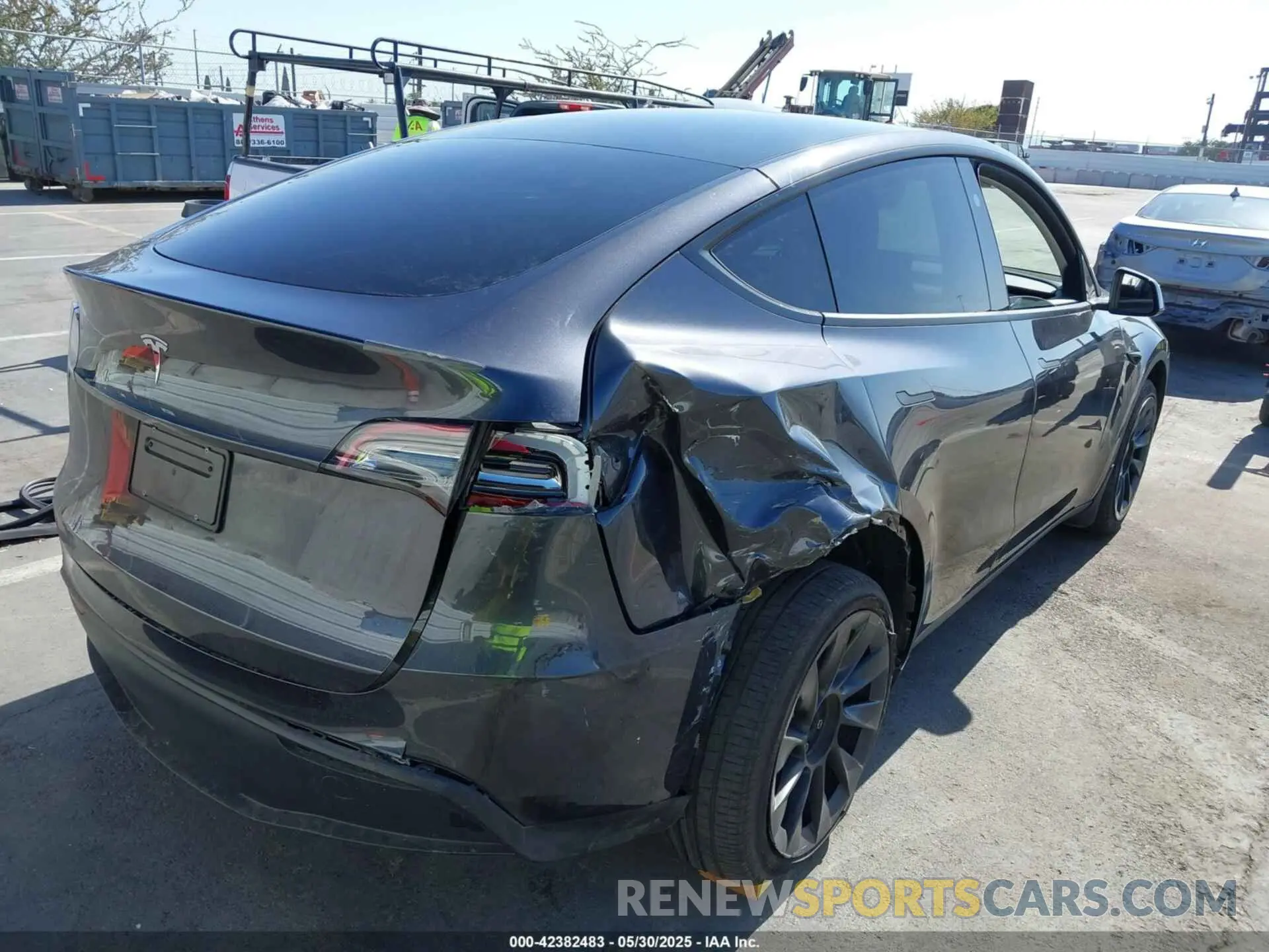 4 Photograph of a damaged car 7SAYGDED9RF091854 TESLA MODEL Y 2024