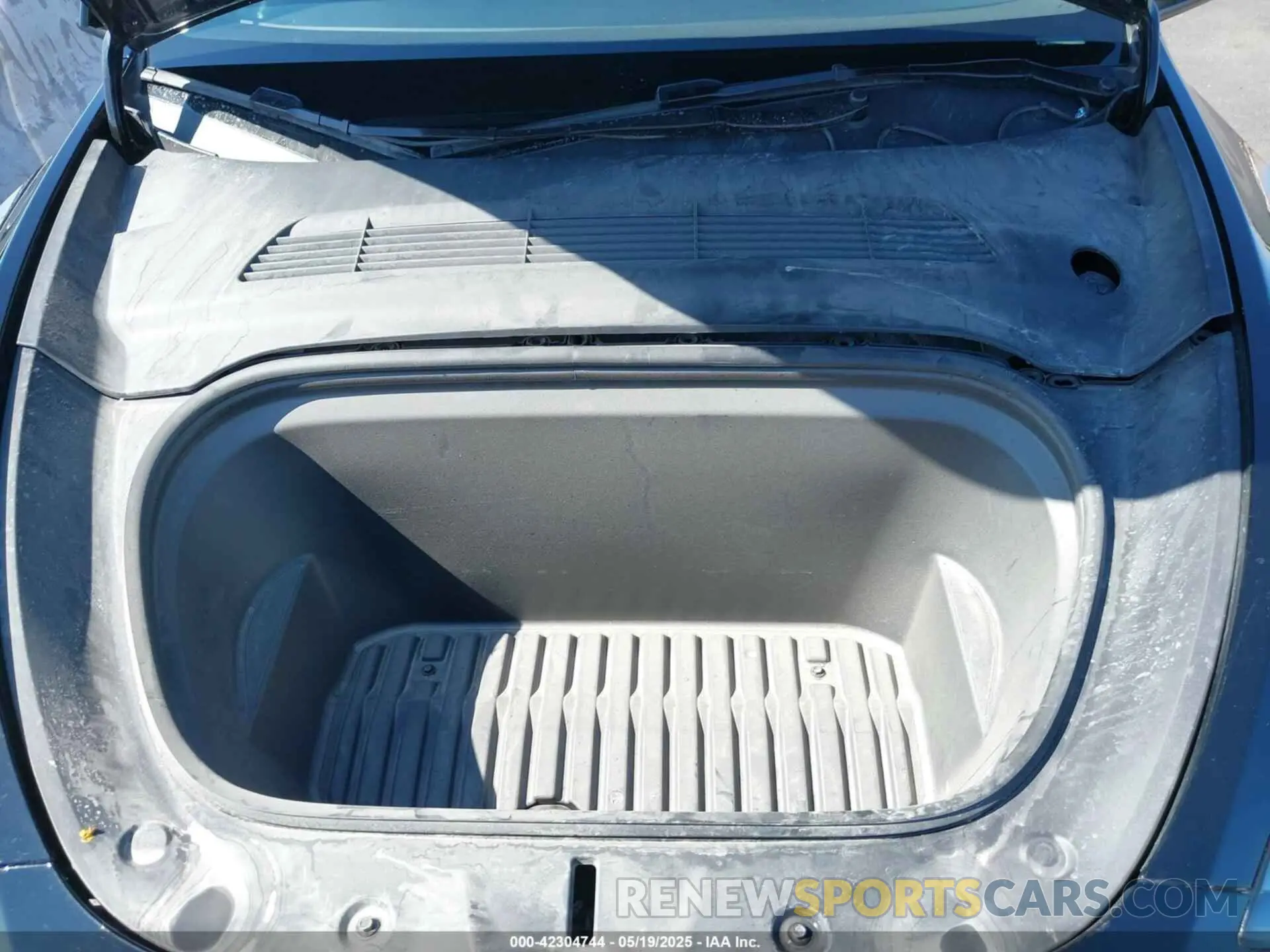 10 Photograph of a damaged car 7SAYGDED9RF093975 TESLA MODEL Y 2024