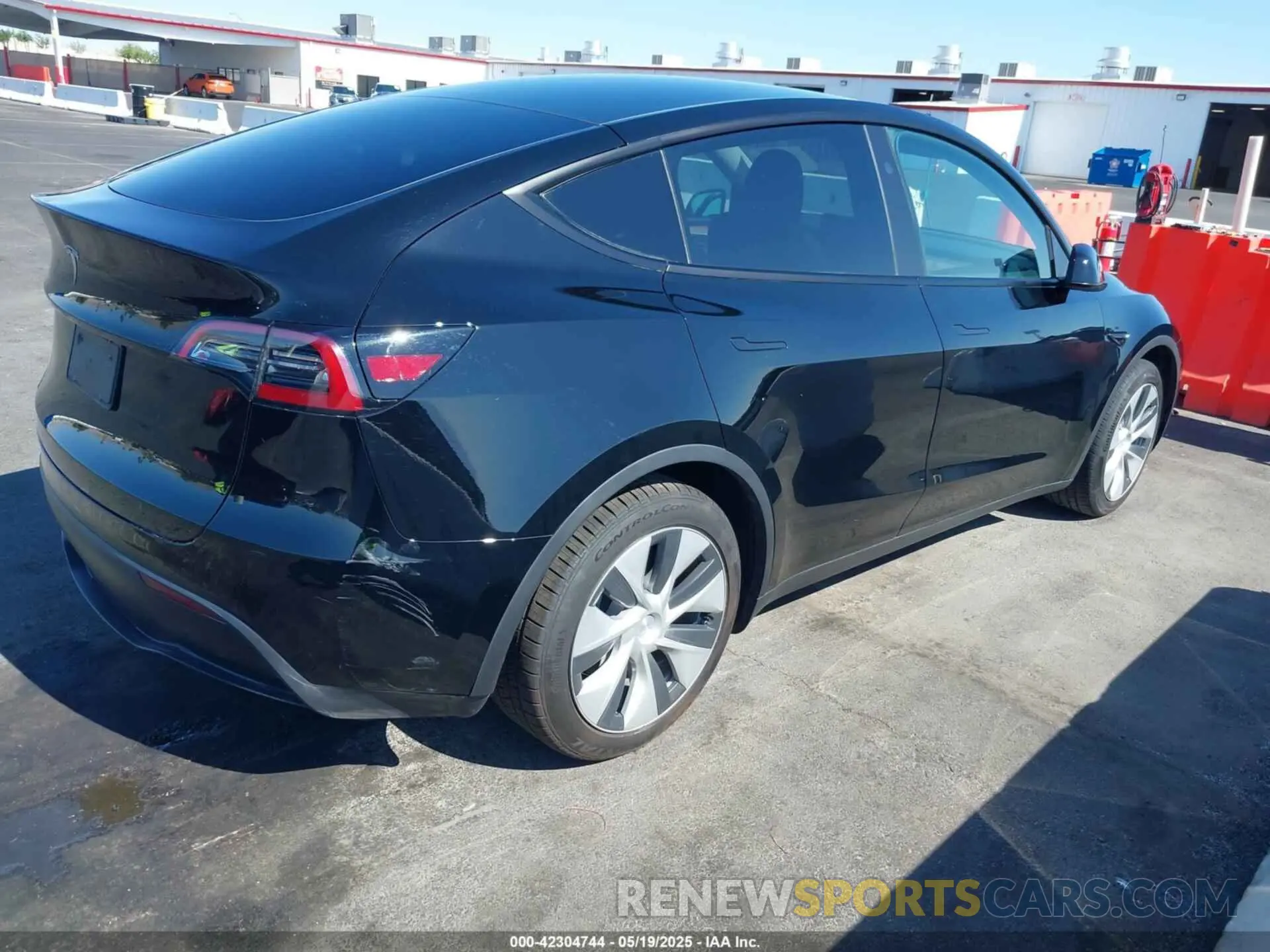 4 Photograph of a damaged car 7SAYGDED9RF093975 TESLA MODEL Y 2024