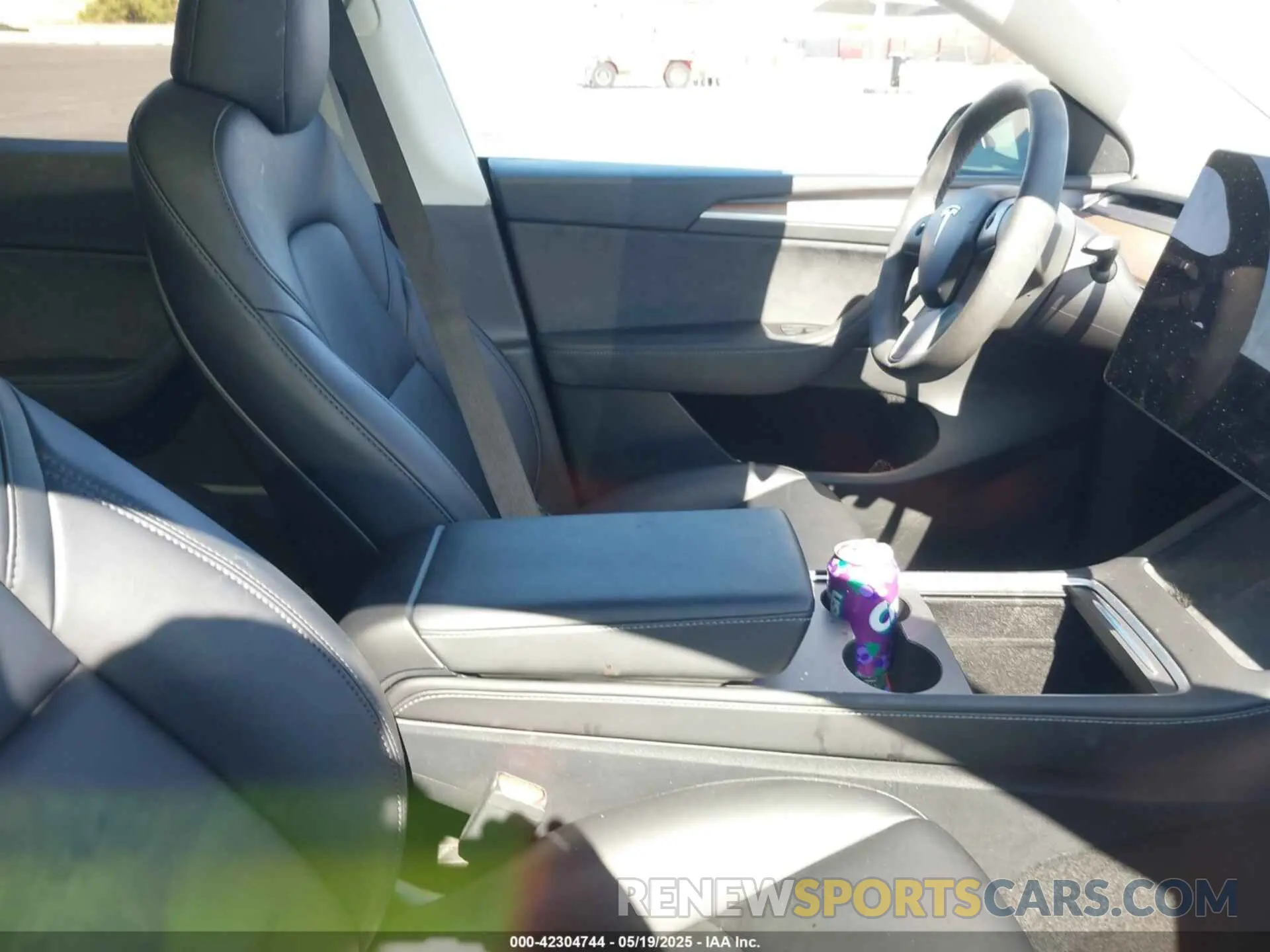 5 Photograph of a damaged car 7SAYGDED9RF093975 TESLA MODEL Y 2024