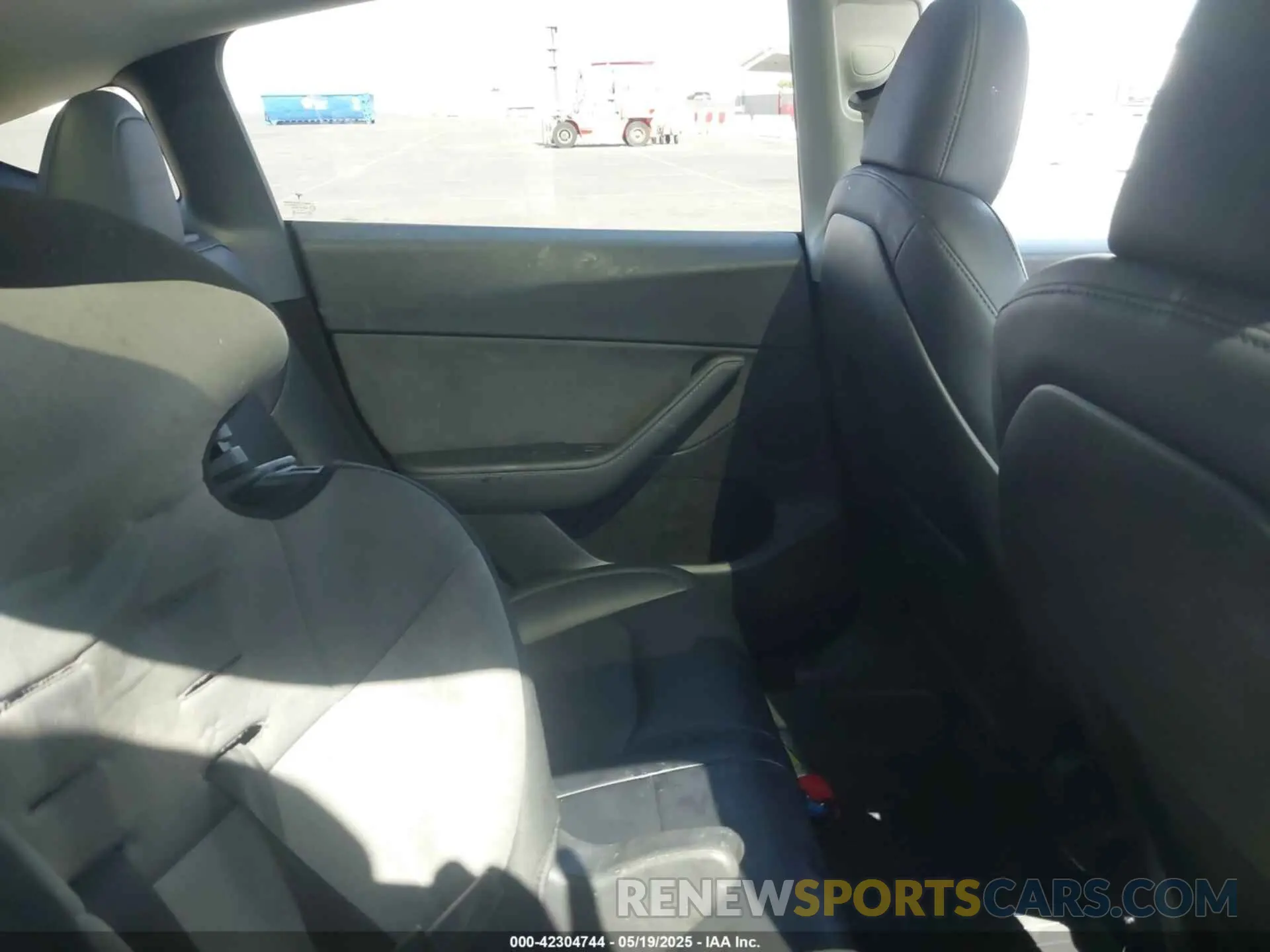 8 Photograph of a damaged car 7SAYGDED9RF093975 TESLA MODEL Y 2024