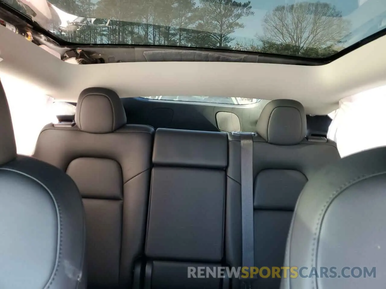 10 Photograph of a damaged car 7SAYGDED9RF162633 TESLA MODEL Y 2024