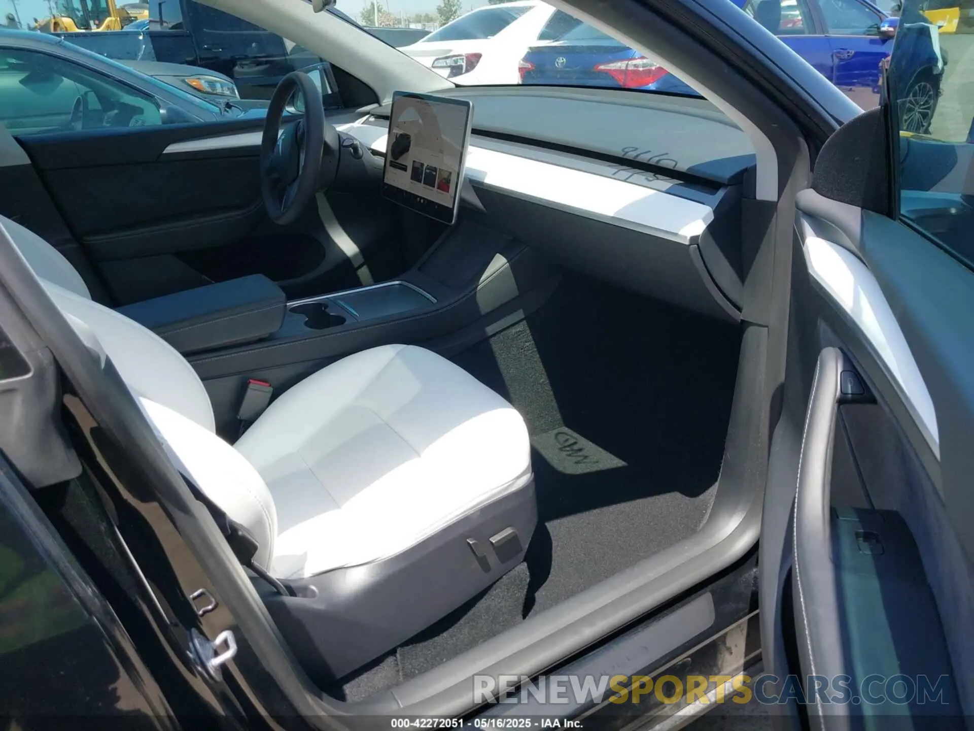 5 Photograph of a damaged car 7SAYGDED9RF191453 TESLA MODEL Y 2024