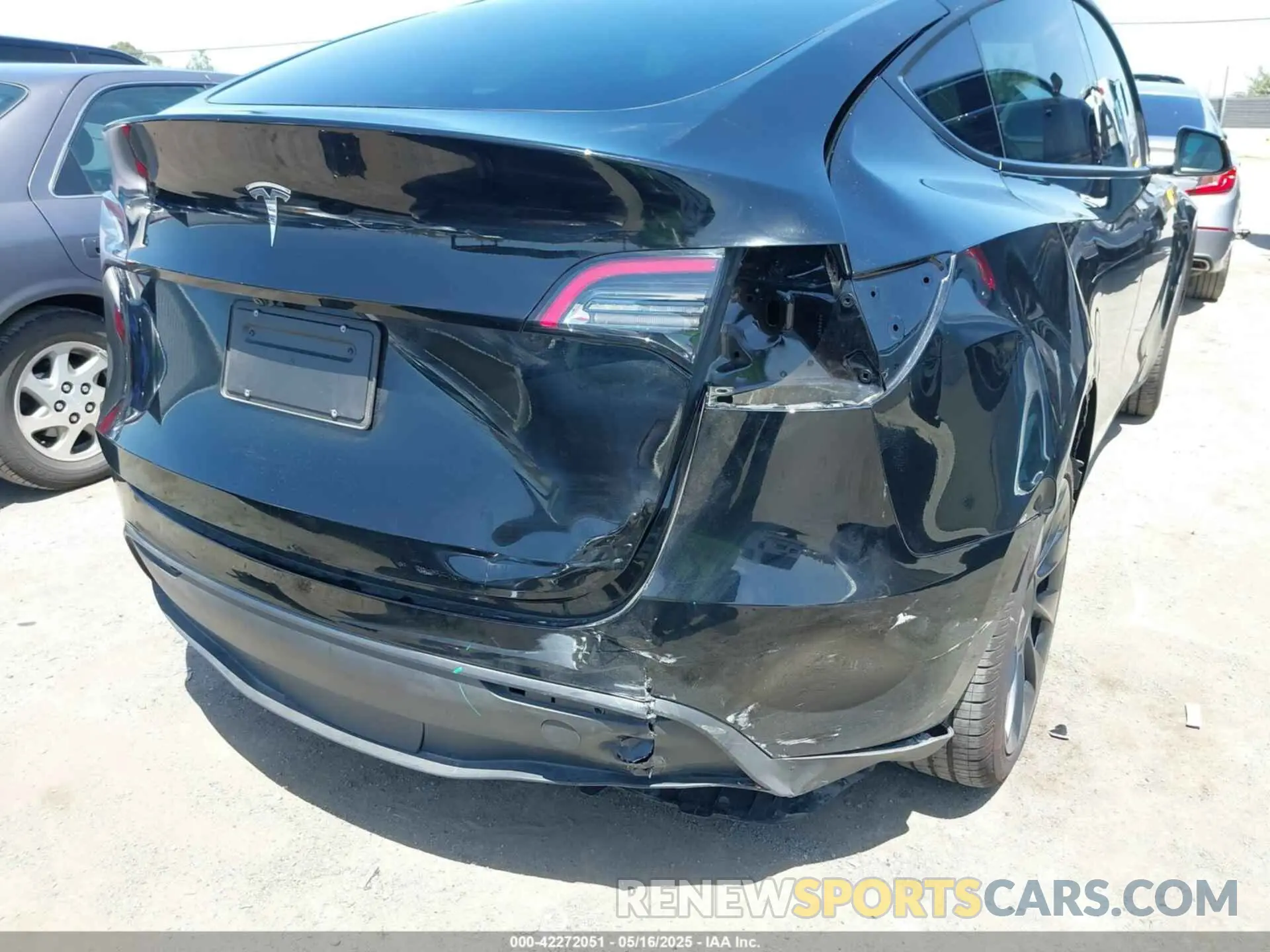 6 Photograph of a damaged car 7SAYGDED9RF191453 TESLA MODEL Y 2024