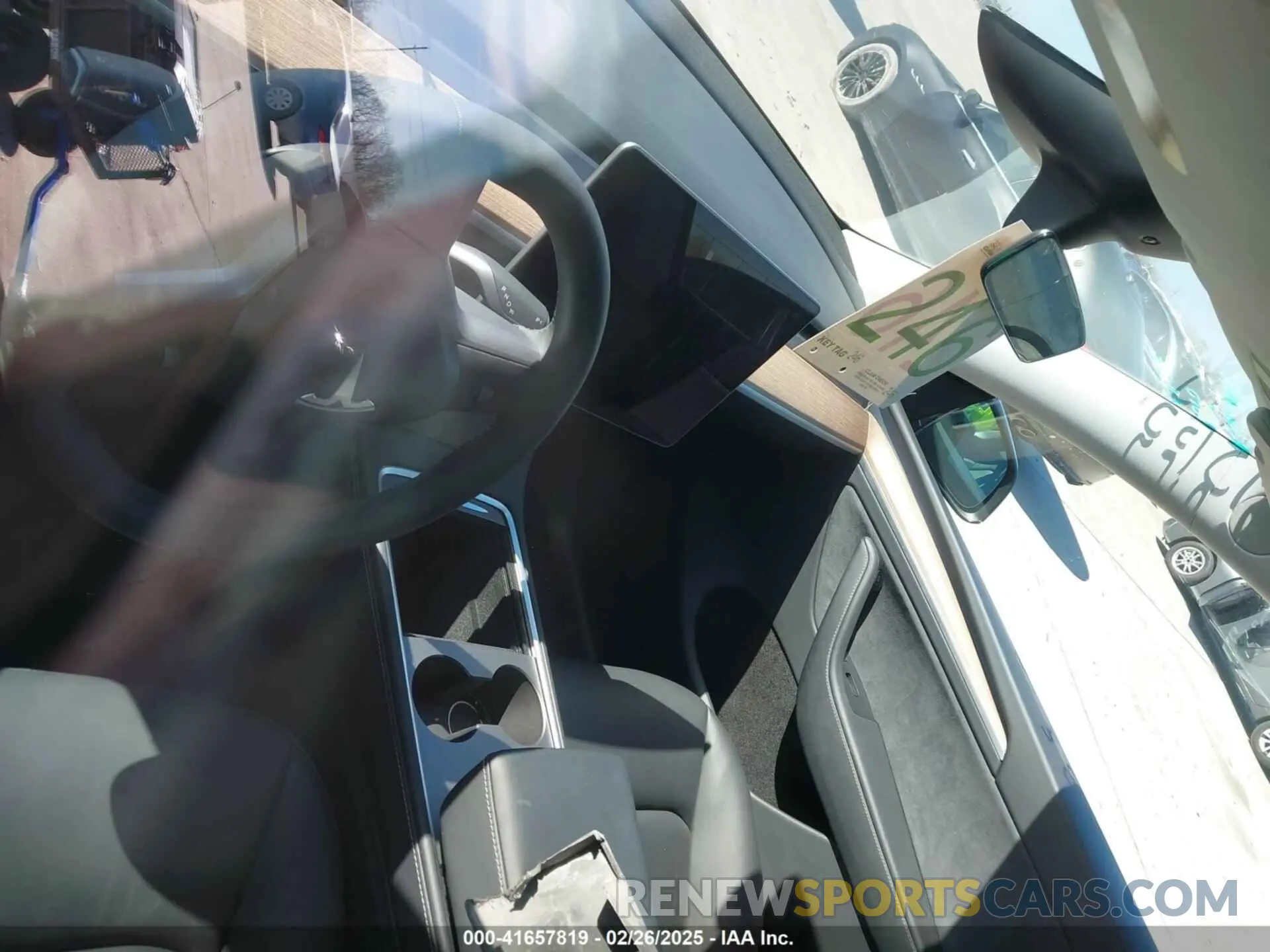 14 Photograph of a damaged car 7SAYGDEDXRA299500 TESLA MODEL Y 2024