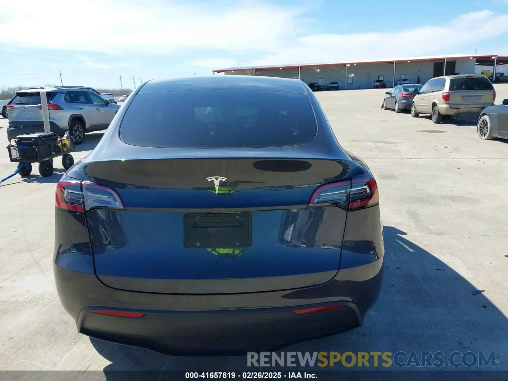 15 Photograph of a damaged car 7SAYGDEDXRA299500 TESLA MODEL Y 2024