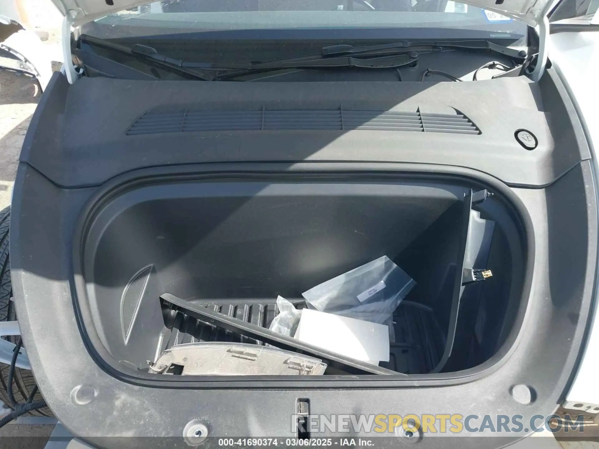 10 Photograph of a damaged car 7SAYGDEDXRA300743 TESLA MODEL Y 2024