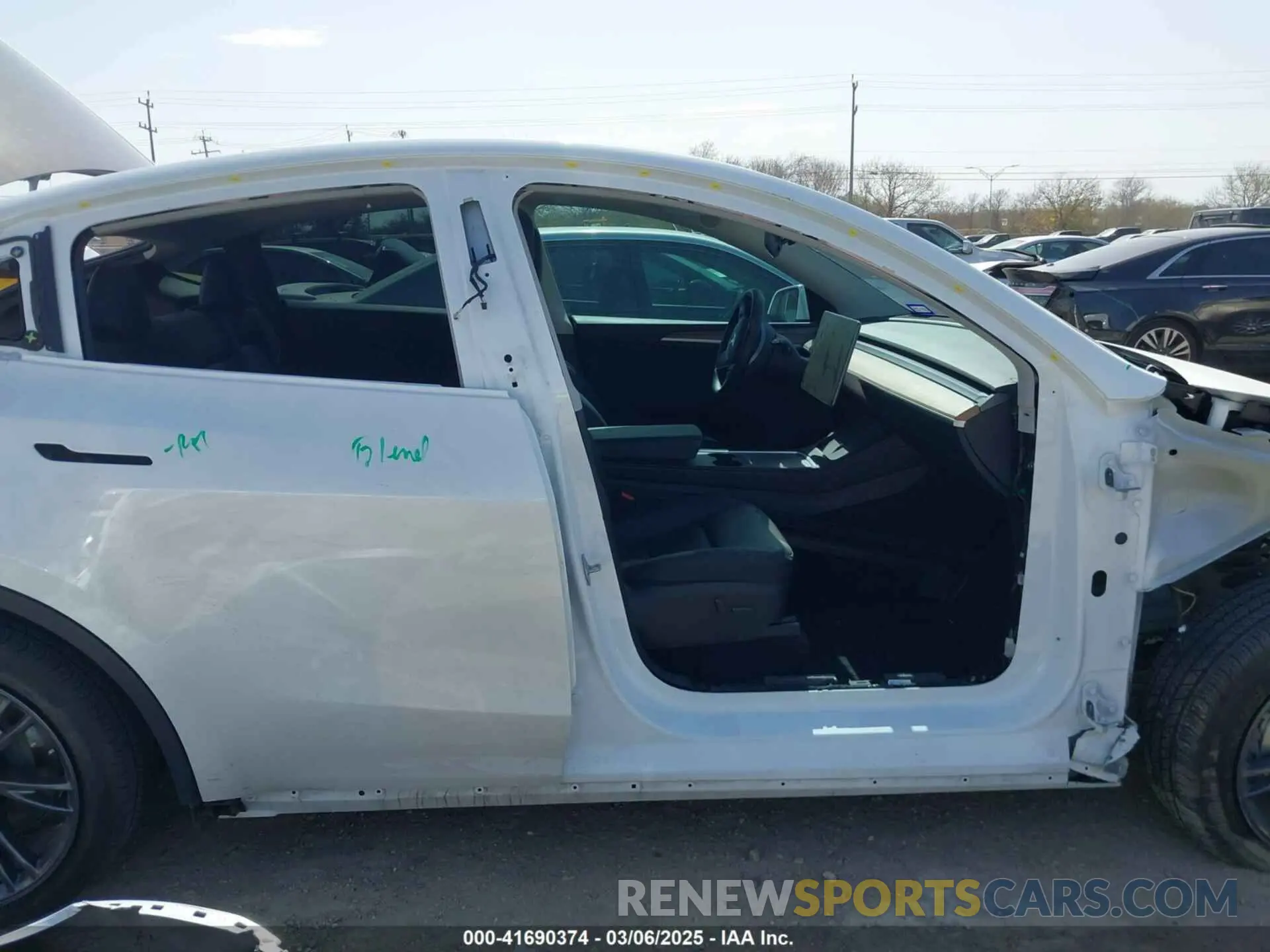 14 Photograph of a damaged car 7SAYGDEDXRA300743 TESLA MODEL Y 2024