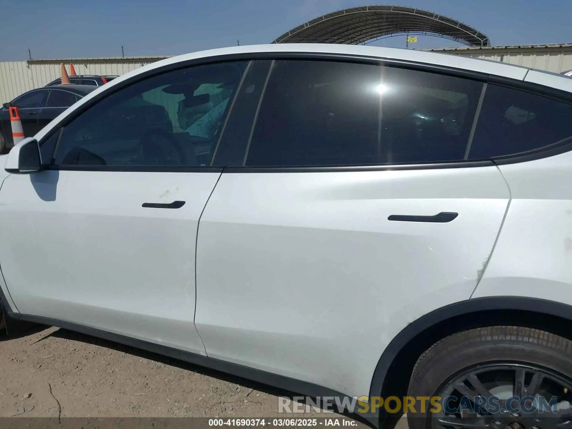 15 Photograph of a damaged car 7SAYGDEDXRA300743 TESLA MODEL Y 2024