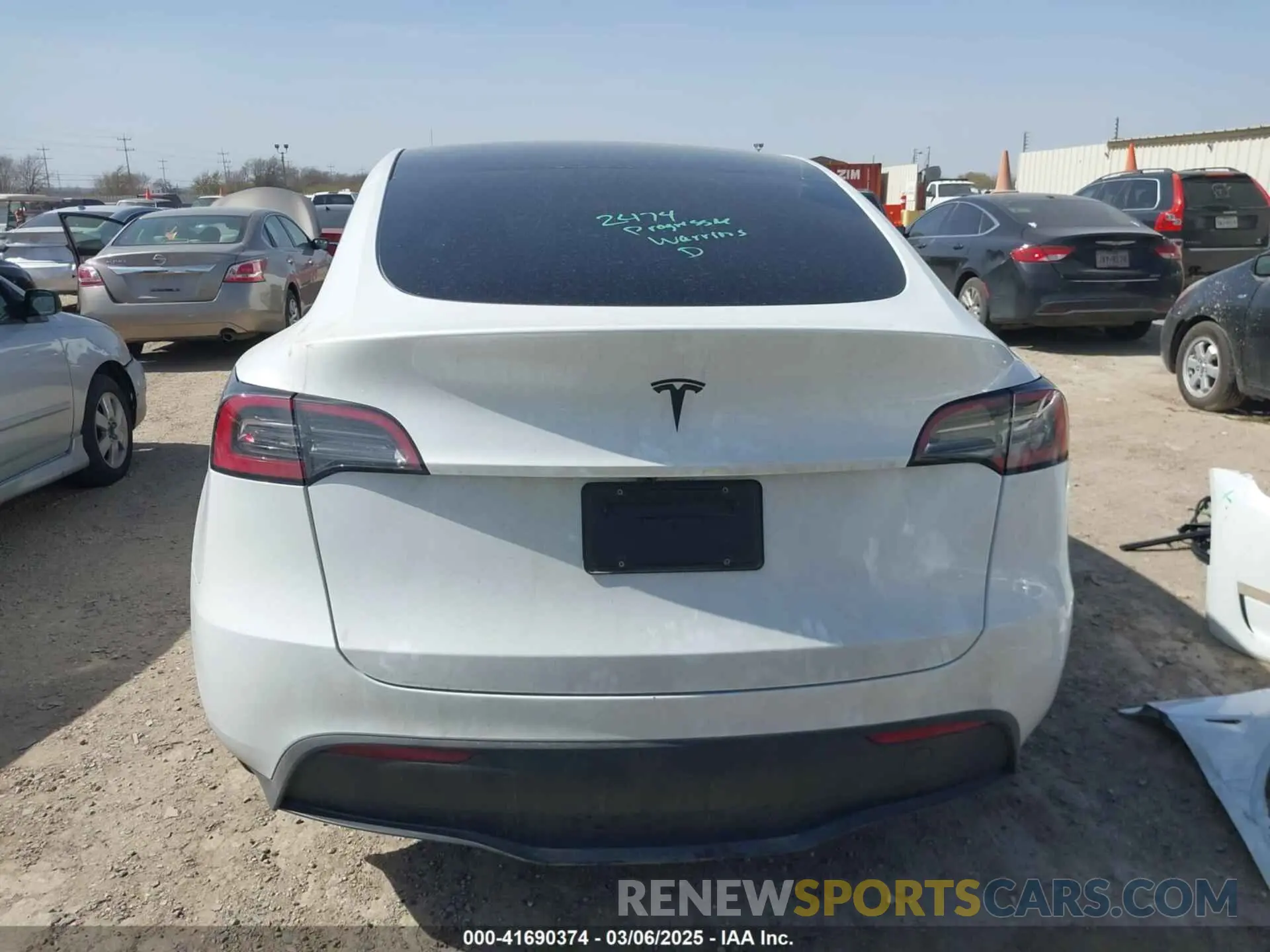 17 Photograph of a damaged car 7SAYGDEDXRA300743 TESLA MODEL Y 2024