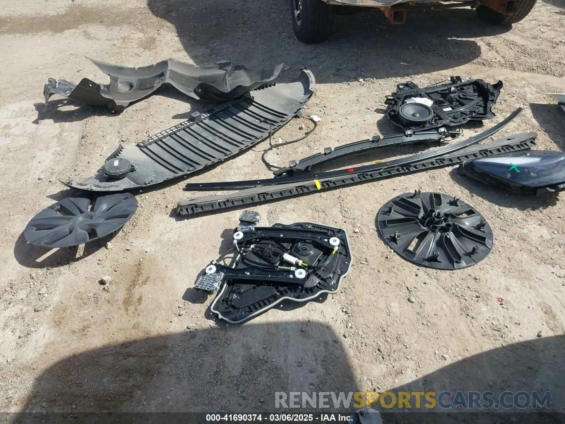 21 Photograph of a damaged car 7SAYGDEDXRA300743 TESLA MODEL Y 2024