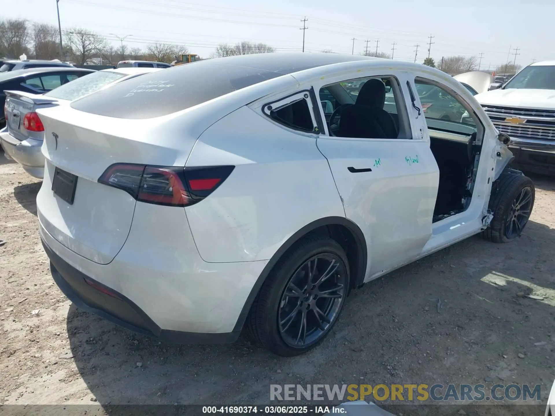 4 Photograph of a damaged car 7SAYGDEDXRA300743 TESLA MODEL Y 2024