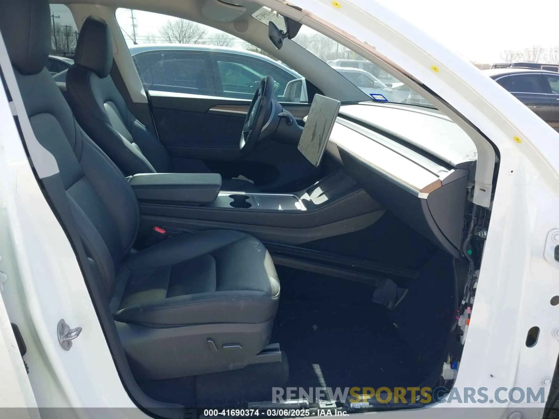 5 Photograph of a damaged car 7SAYGDEDXRA300743 TESLA MODEL Y 2024