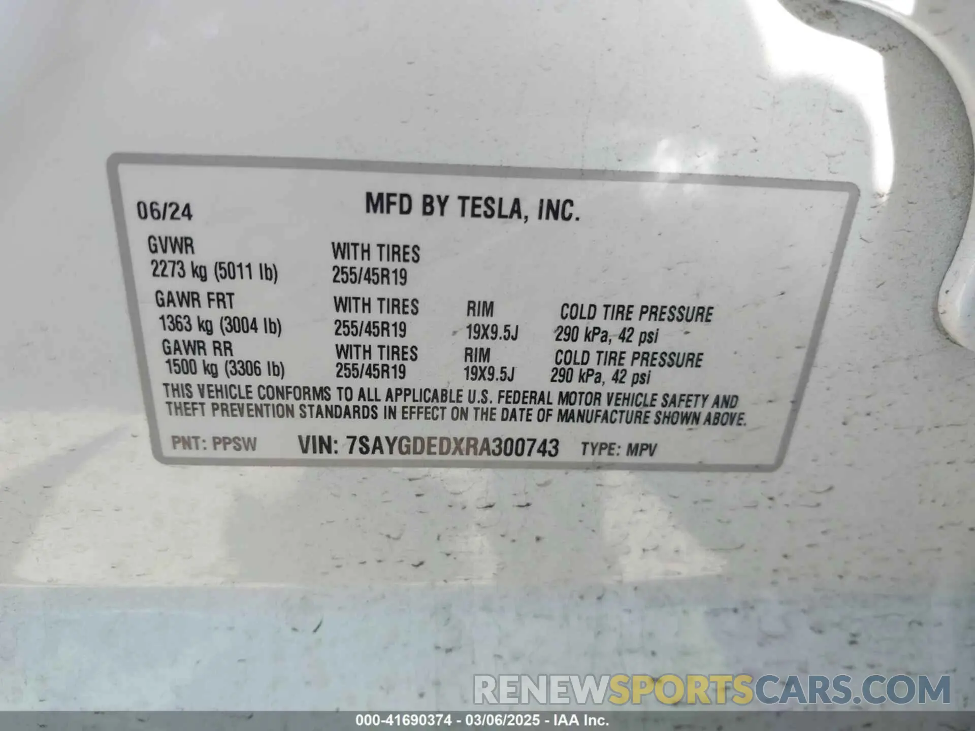 9 Photograph of a damaged car 7SAYGDEDXRA300743 TESLA MODEL Y 2024