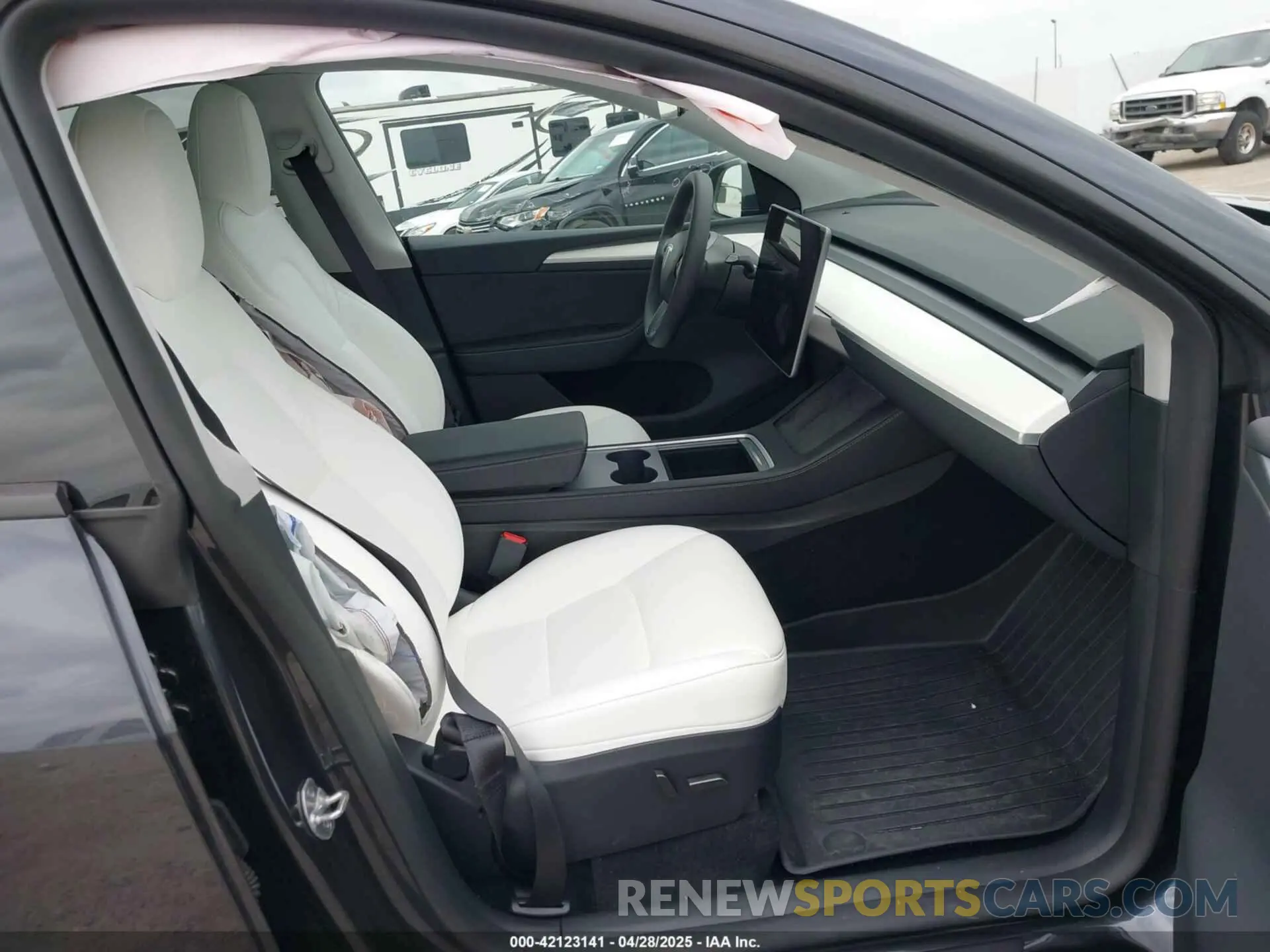 5 Photograph of a damaged car 7SAYGDEDXRA307210 TESLA MODEL Y 2024