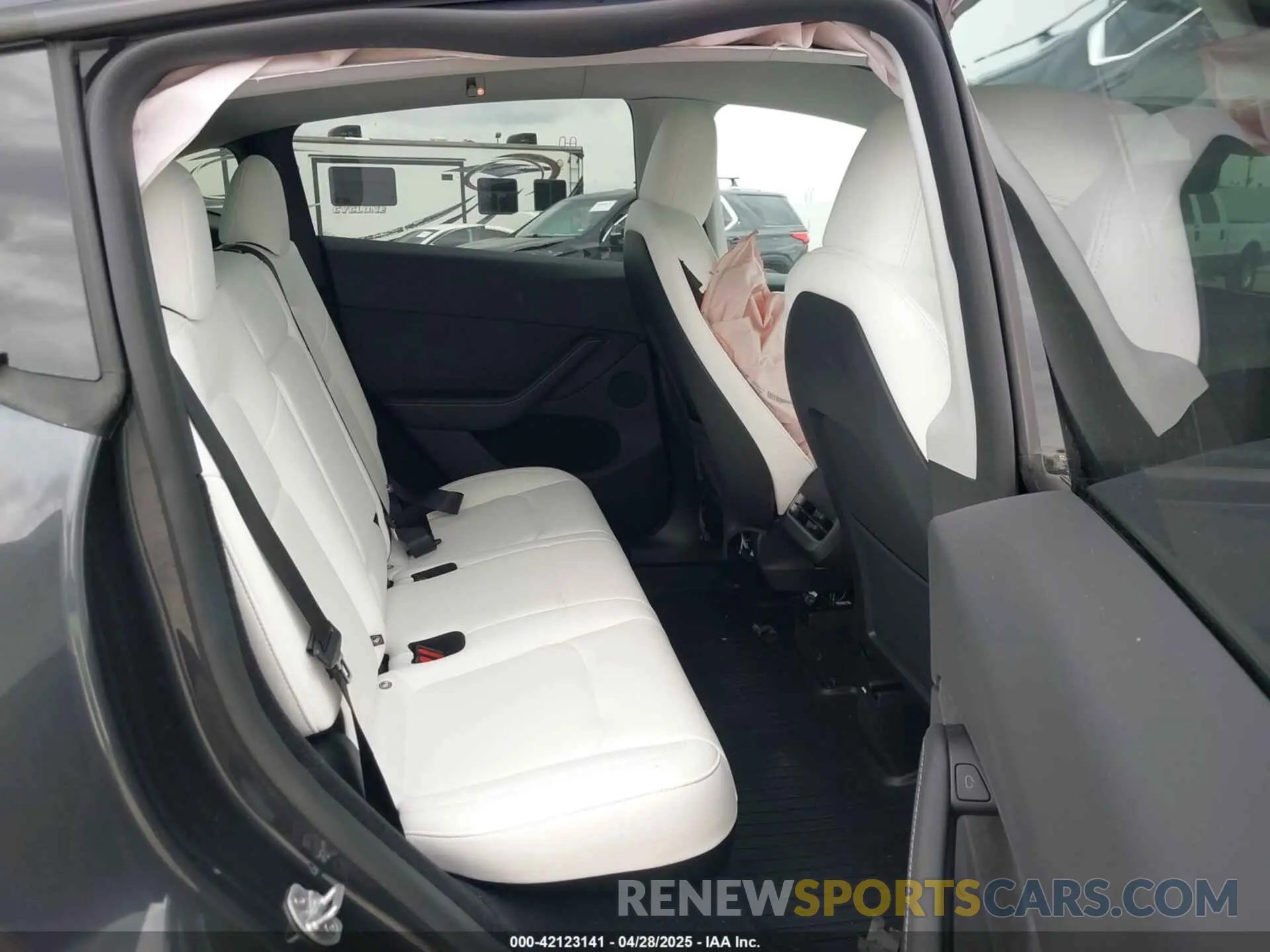 8 Photograph of a damaged car 7SAYGDEDXRA307210 TESLA MODEL Y 2024