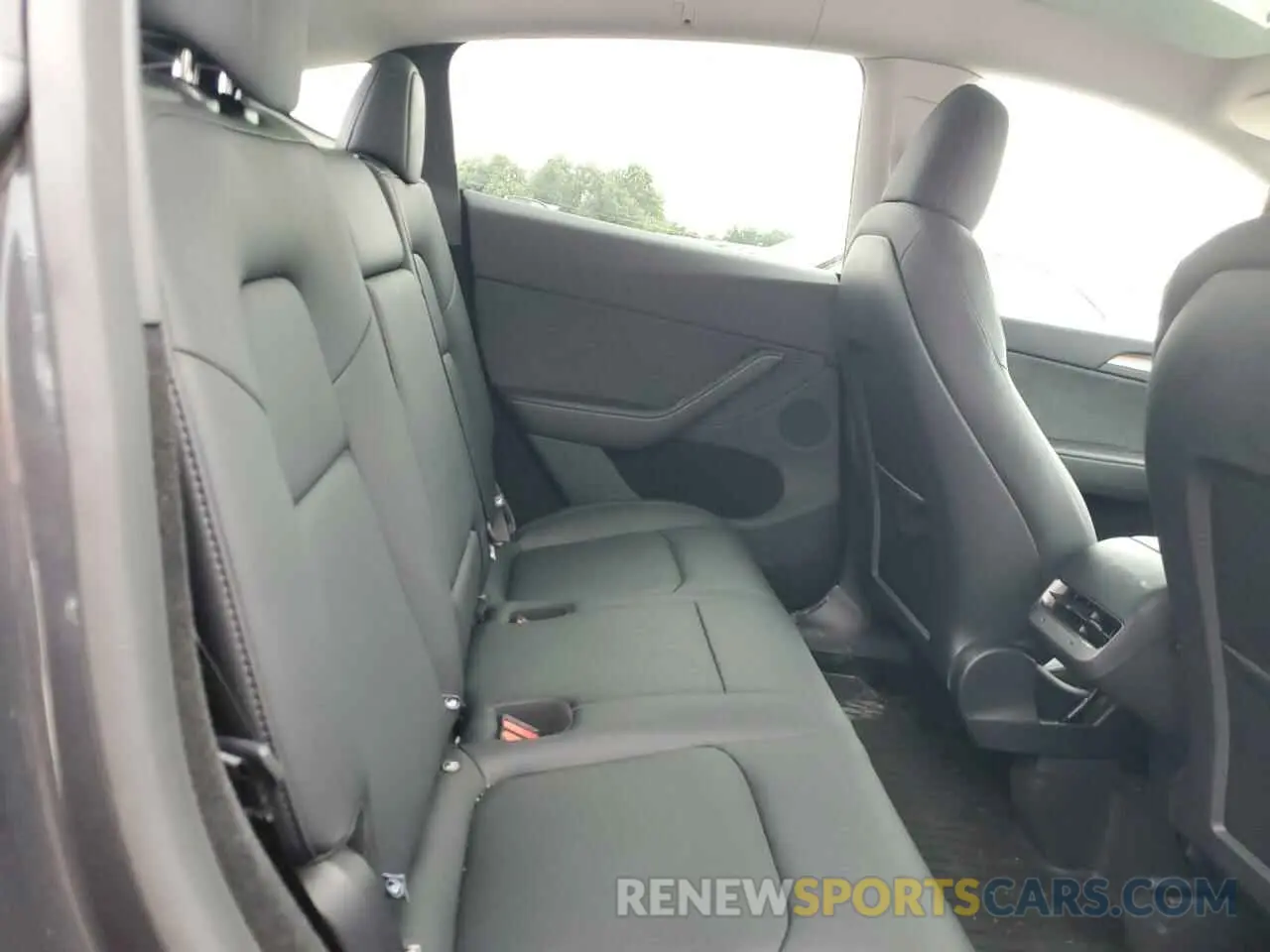 10 Photograph of a damaged car 7SAYGDEDXRA322676 TESLA MODEL Y 2024
