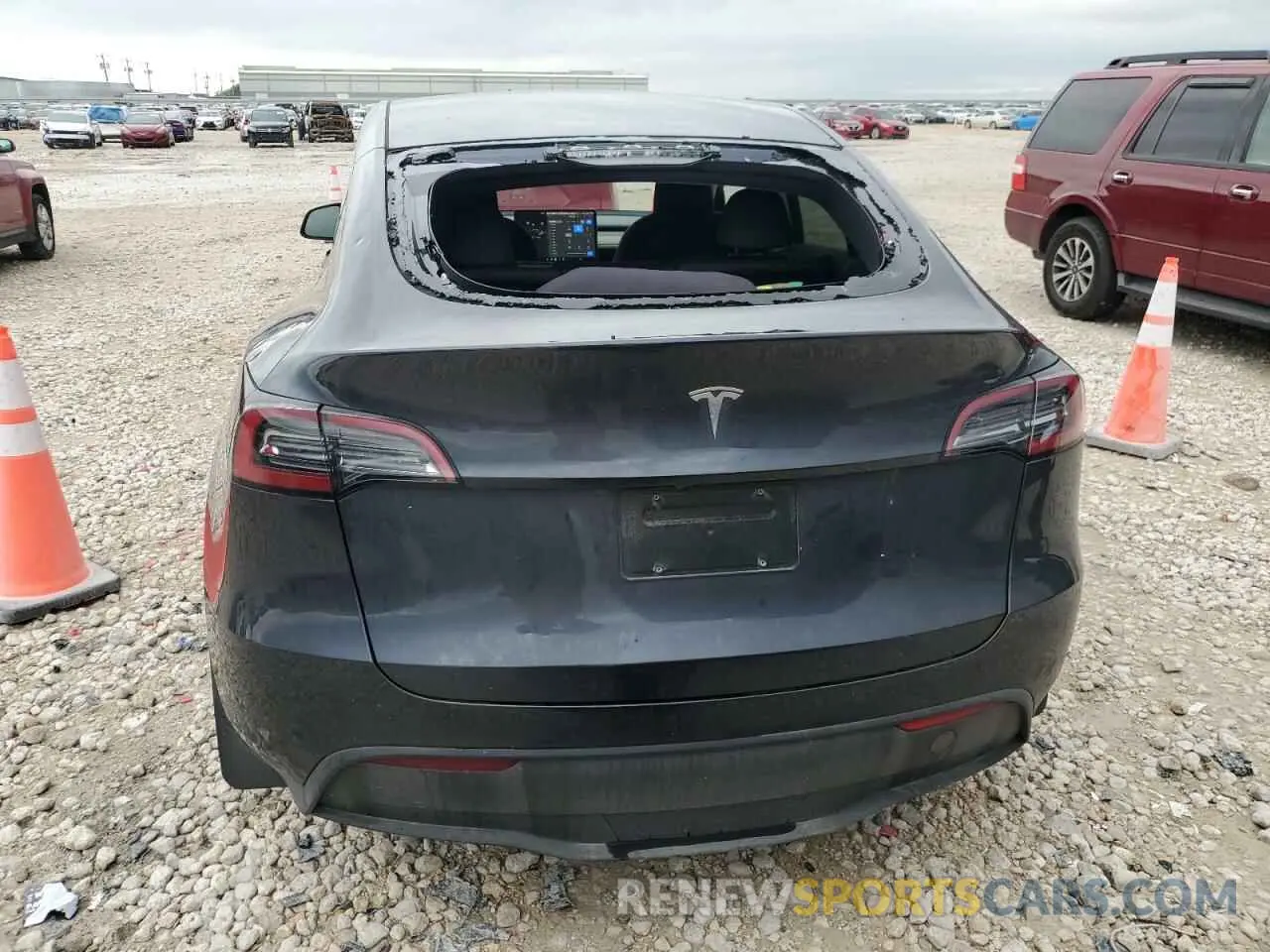 6 Photograph of a damaged car 7SAYGDEDXRA322676 TESLA MODEL Y 2024