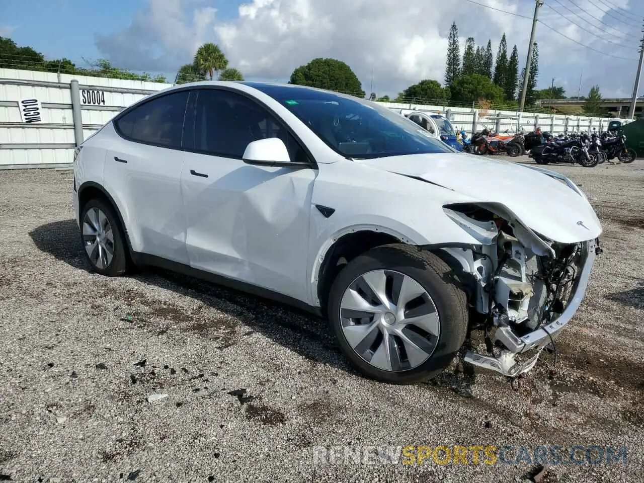 4 Photograph of a damaged car 7SAYGDEDXRF054473 TESLA MODEL Y 2024
