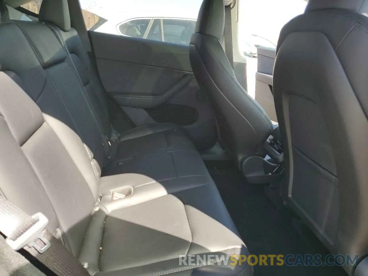 10 Photograph of a damaged car 7SAYGDEDXRF110766 TESLA MODEL Y 2024