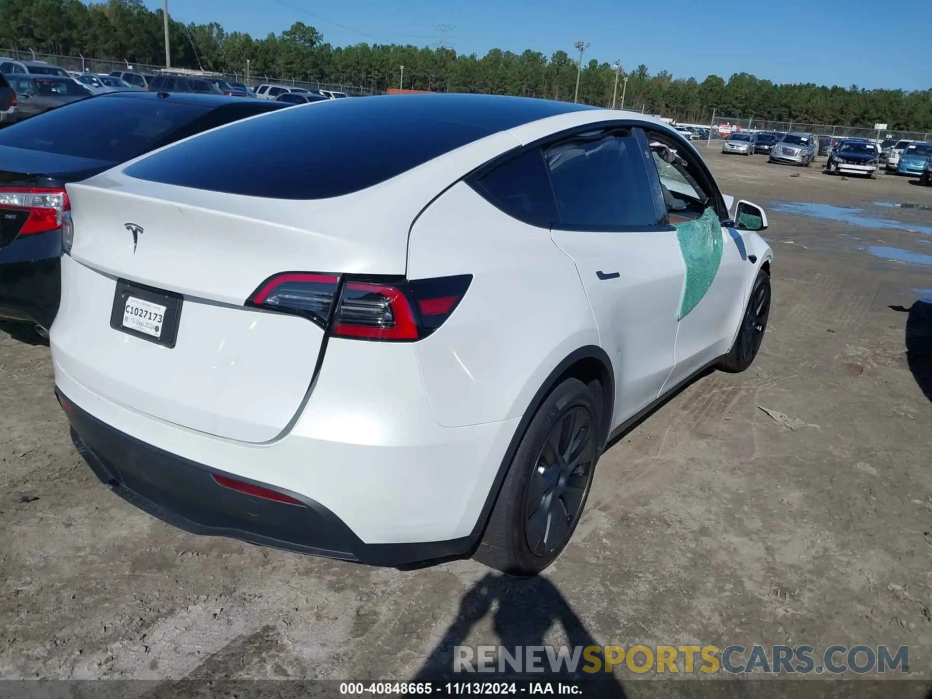 4 Photograph of a damaged car 7SAYGDEDXRF111707 TESLA MODEL Y 2024