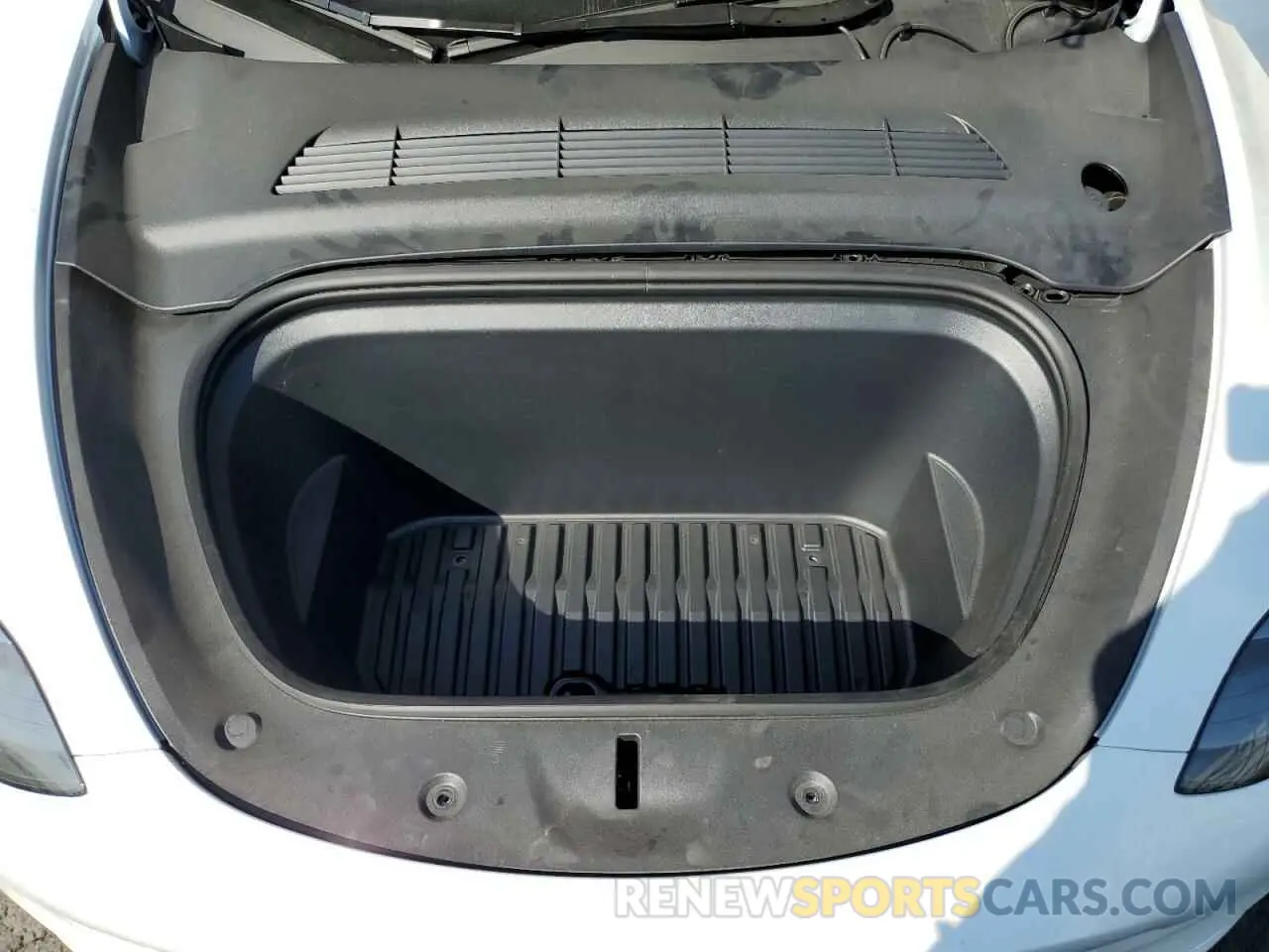 11 Photograph of a damaged car 7SAYGDEDXRF150412 TESLA MODEL Y 2024