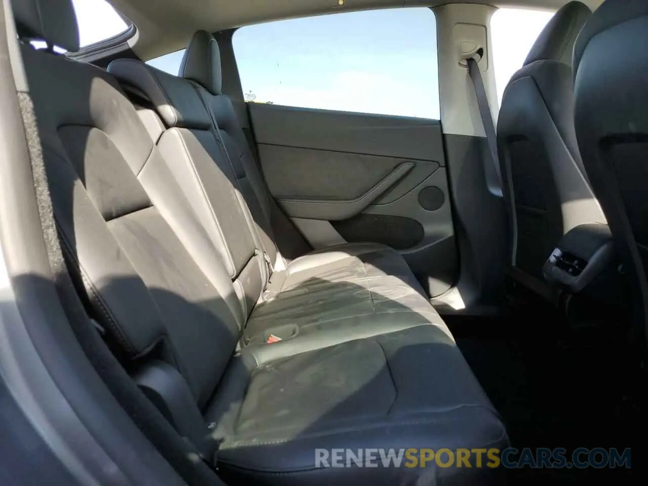 10 Photograph of a damaged car 7SAYGDEDXRF194622 TESLA MODEL Y 2024