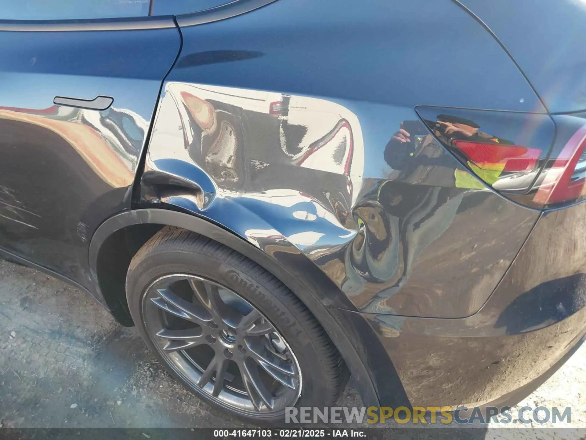 19 Photograph of a damaged car 7SAYGDEDXRF205280 TESLA MODEL Y 2024