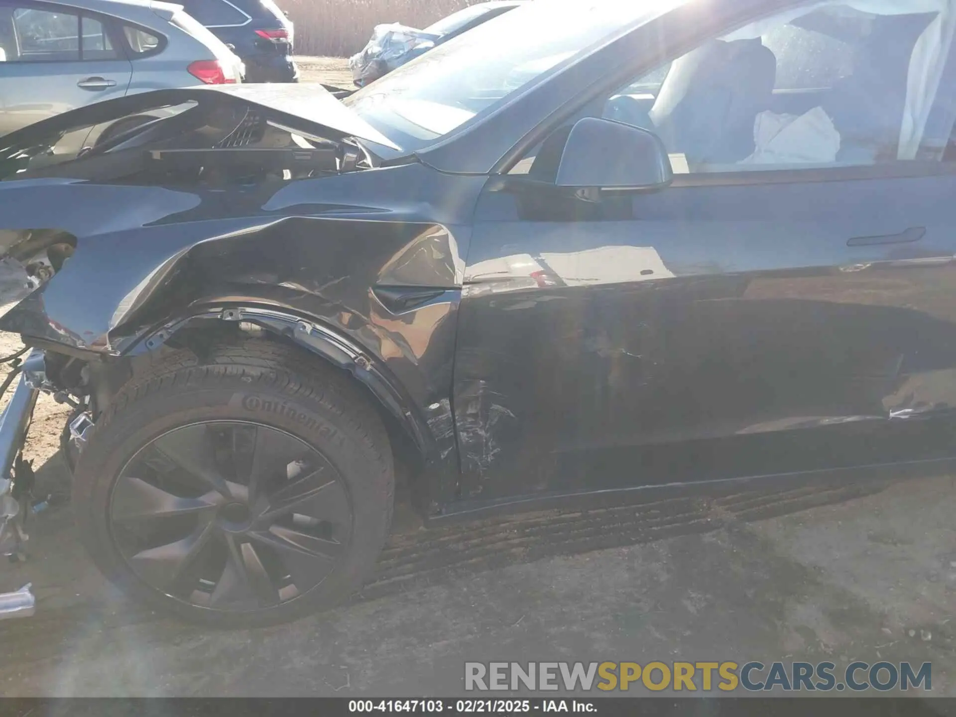 21 Photograph of a damaged car 7SAYGDEDXRF205280 TESLA MODEL Y 2024