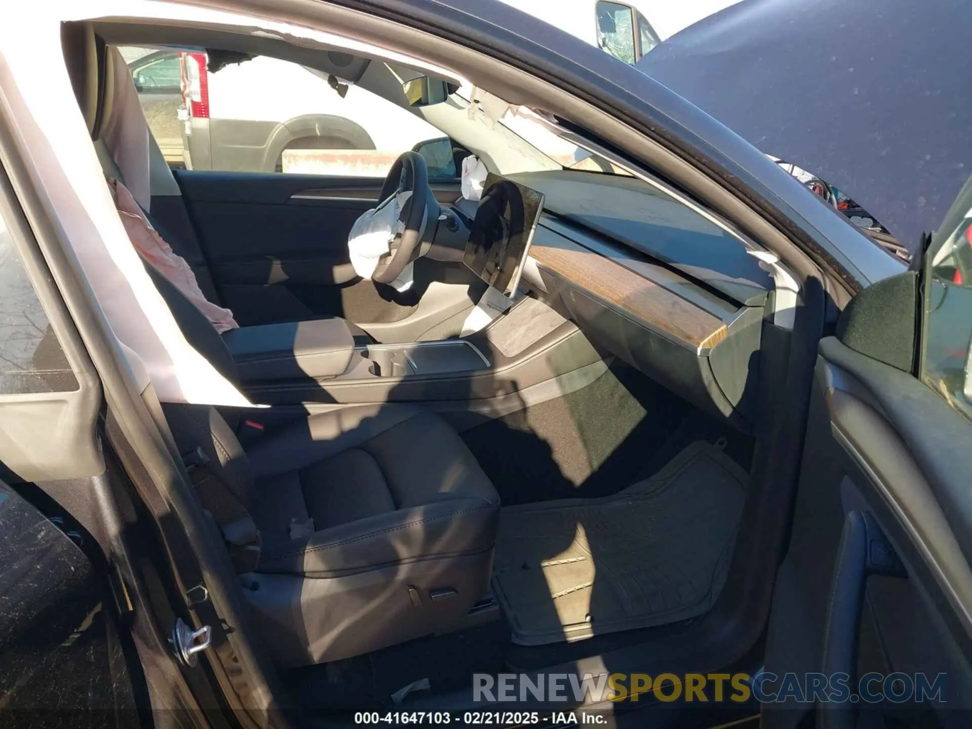 5 Photograph of a damaged car 7SAYGDEDXRF205280 TESLA MODEL Y 2024
