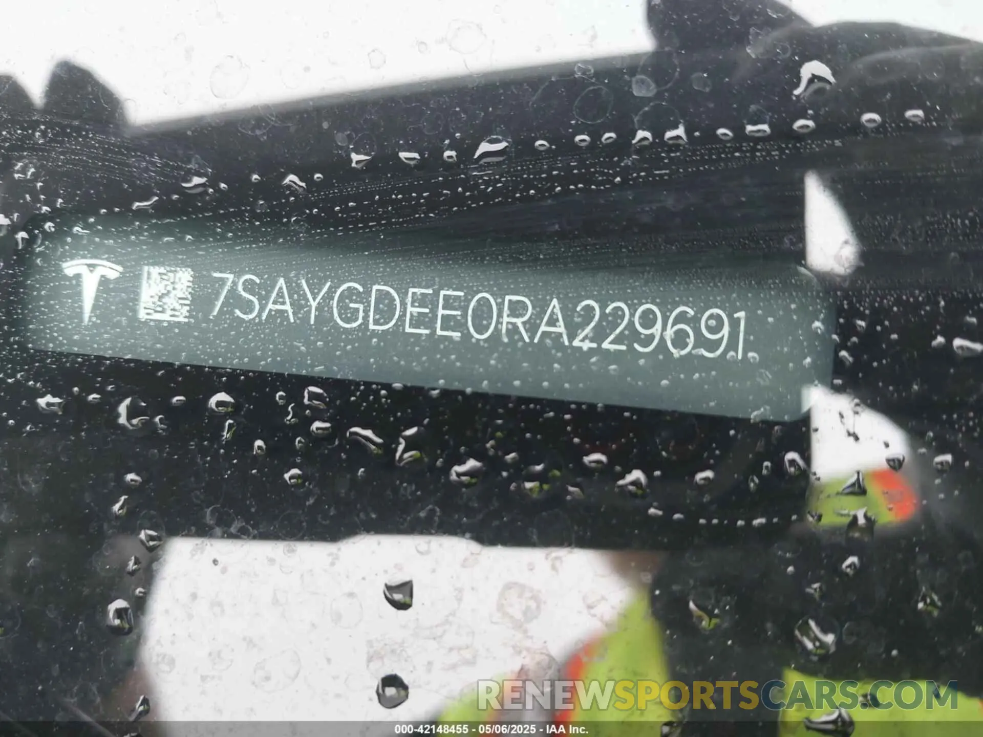 19 Photograph of a damaged car 7SAYGDEE0RA229691 TESLA MODEL Y 2024