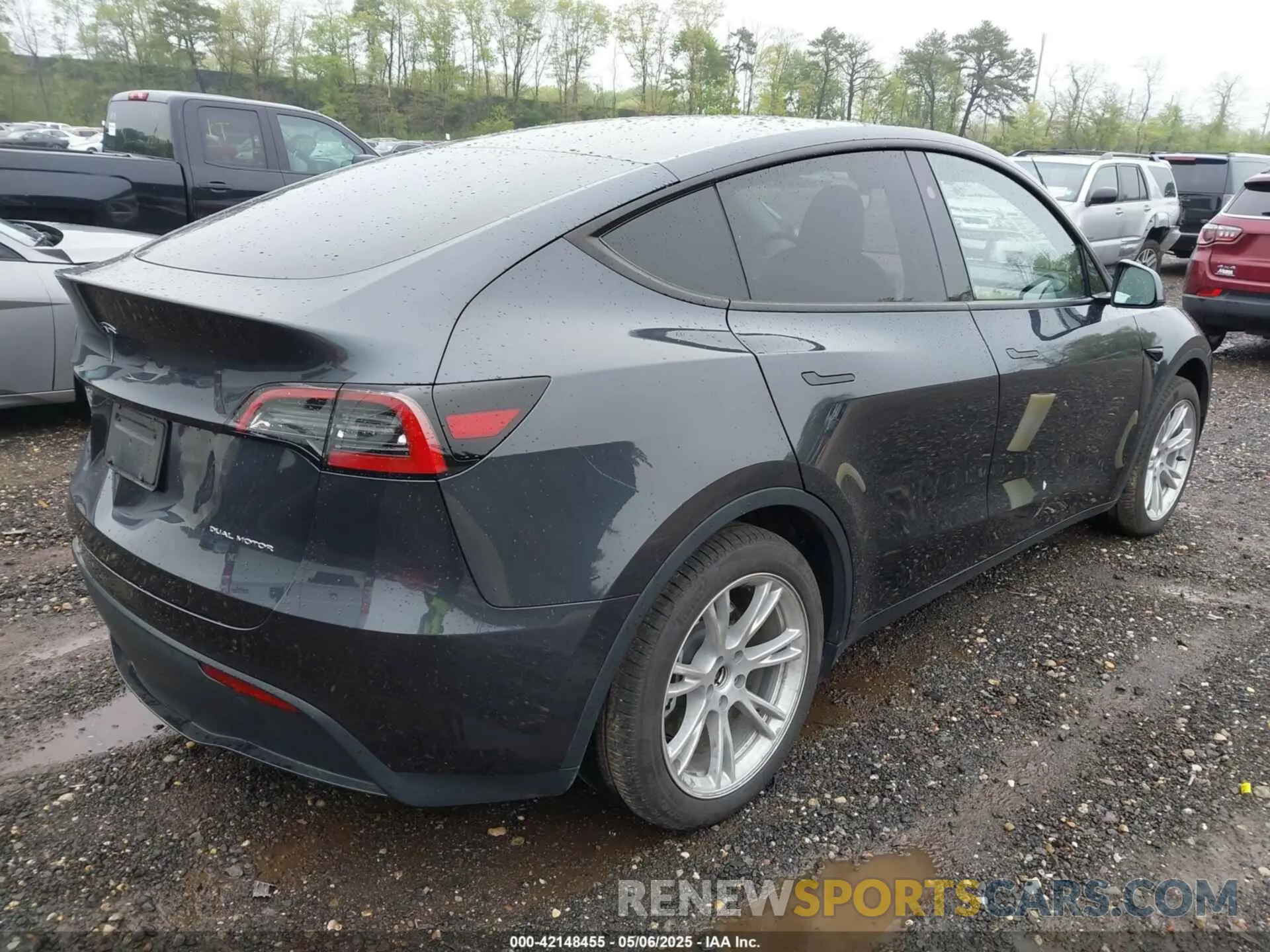 4 Photograph of a damaged car 7SAYGDEE0RA229691 TESLA MODEL Y 2024