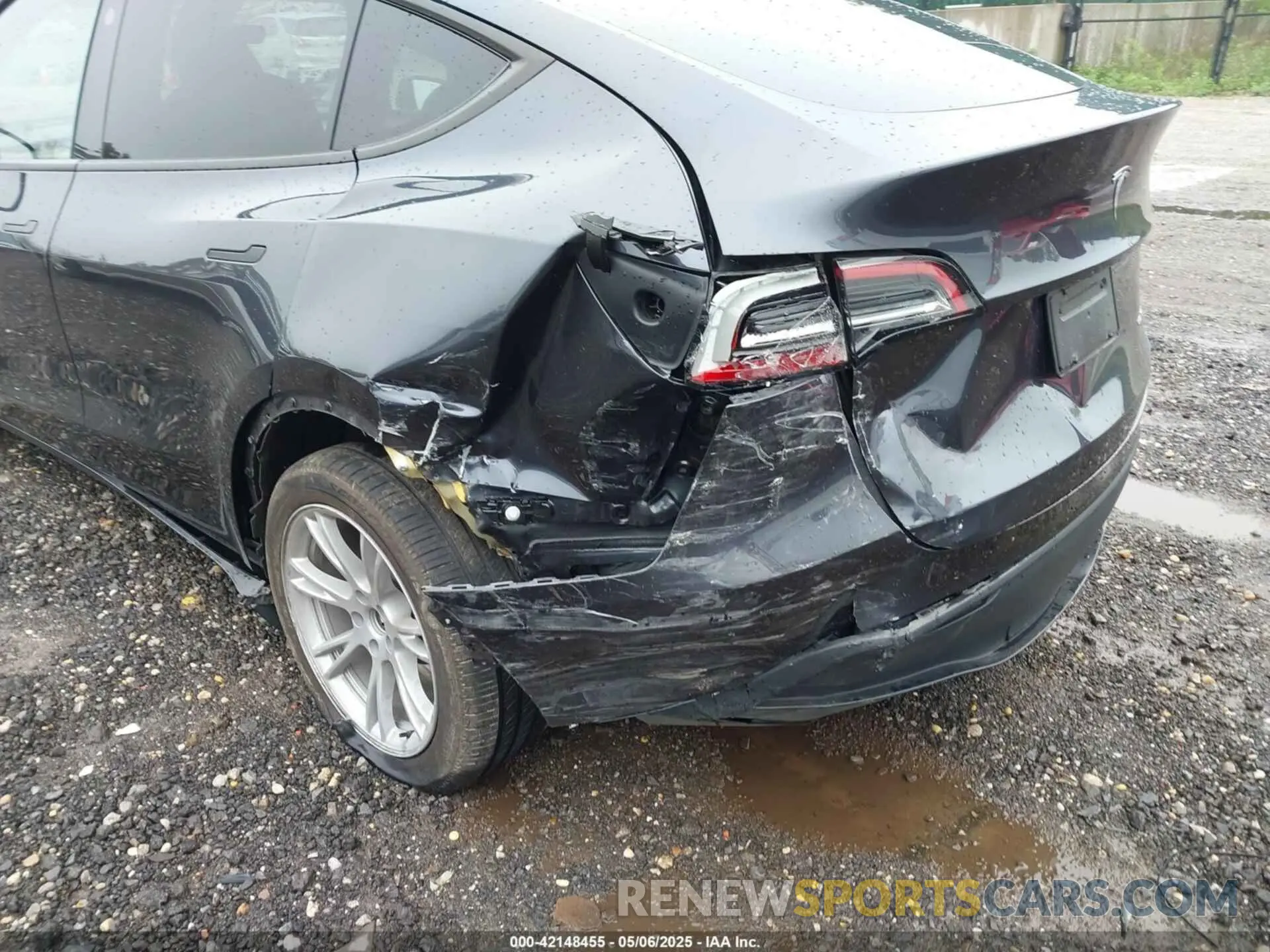 6 Photograph of a damaged car 7SAYGDEE0RA229691 TESLA MODEL Y 2024