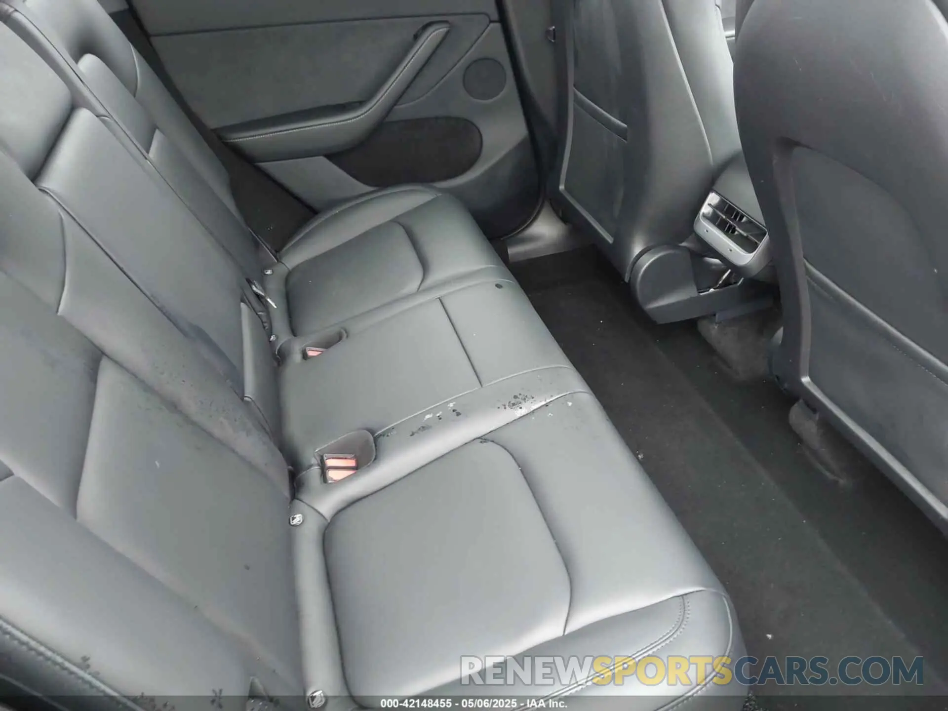 8 Photograph of a damaged car 7SAYGDEE0RA229691 TESLA MODEL Y 2024