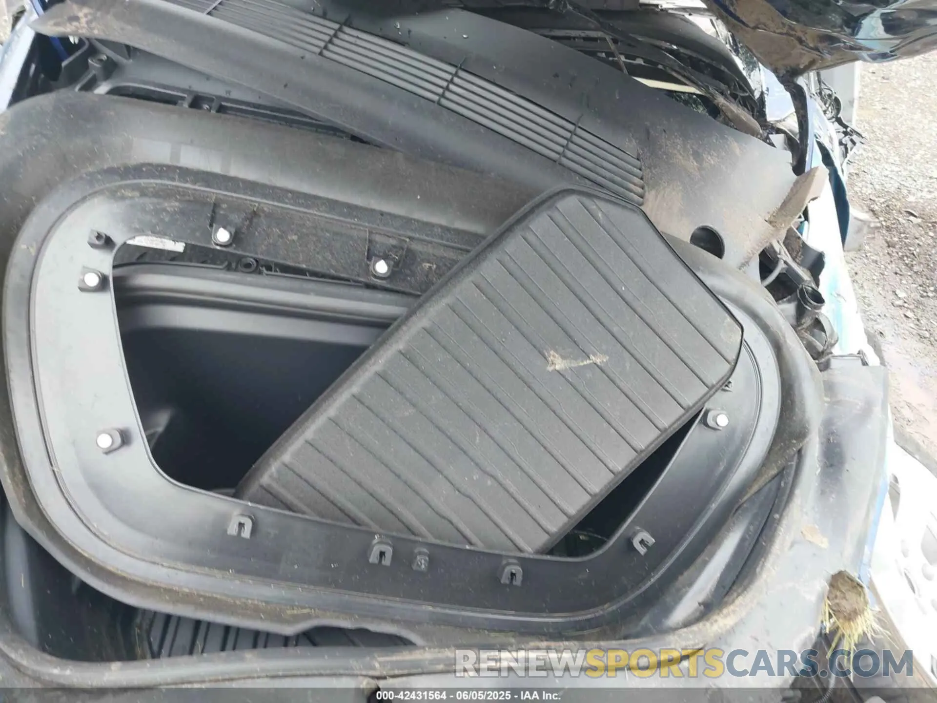 10 Photograph of a damaged car 7SAYGDEE0RA238102 TESLA MODEL Y 2024