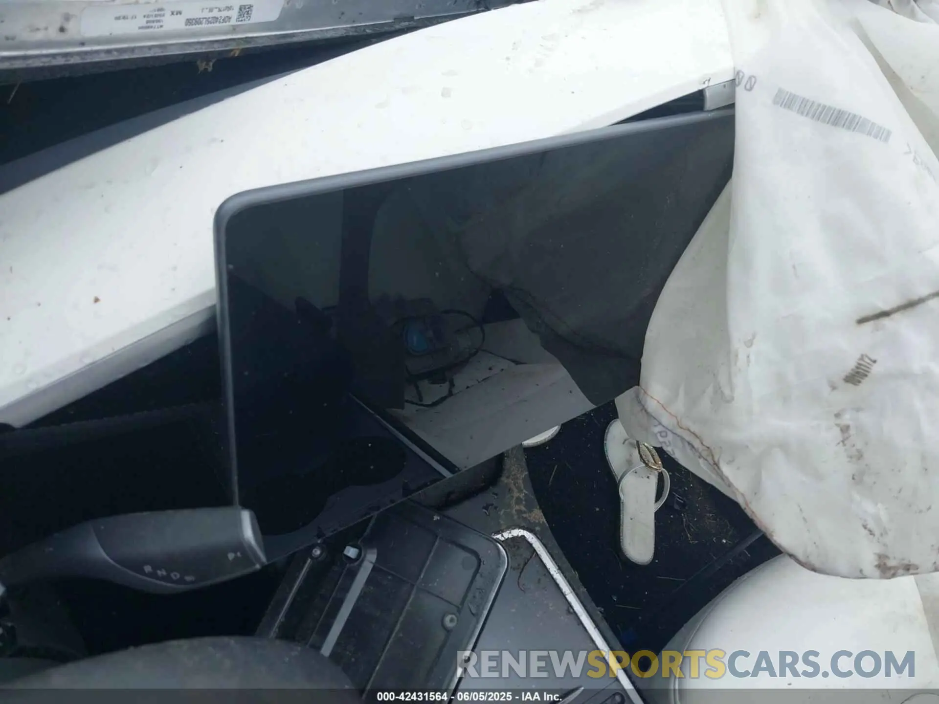 14 Photograph of a damaged car 7SAYGDEE0RA238102 TESLA MODEL Y 2024
