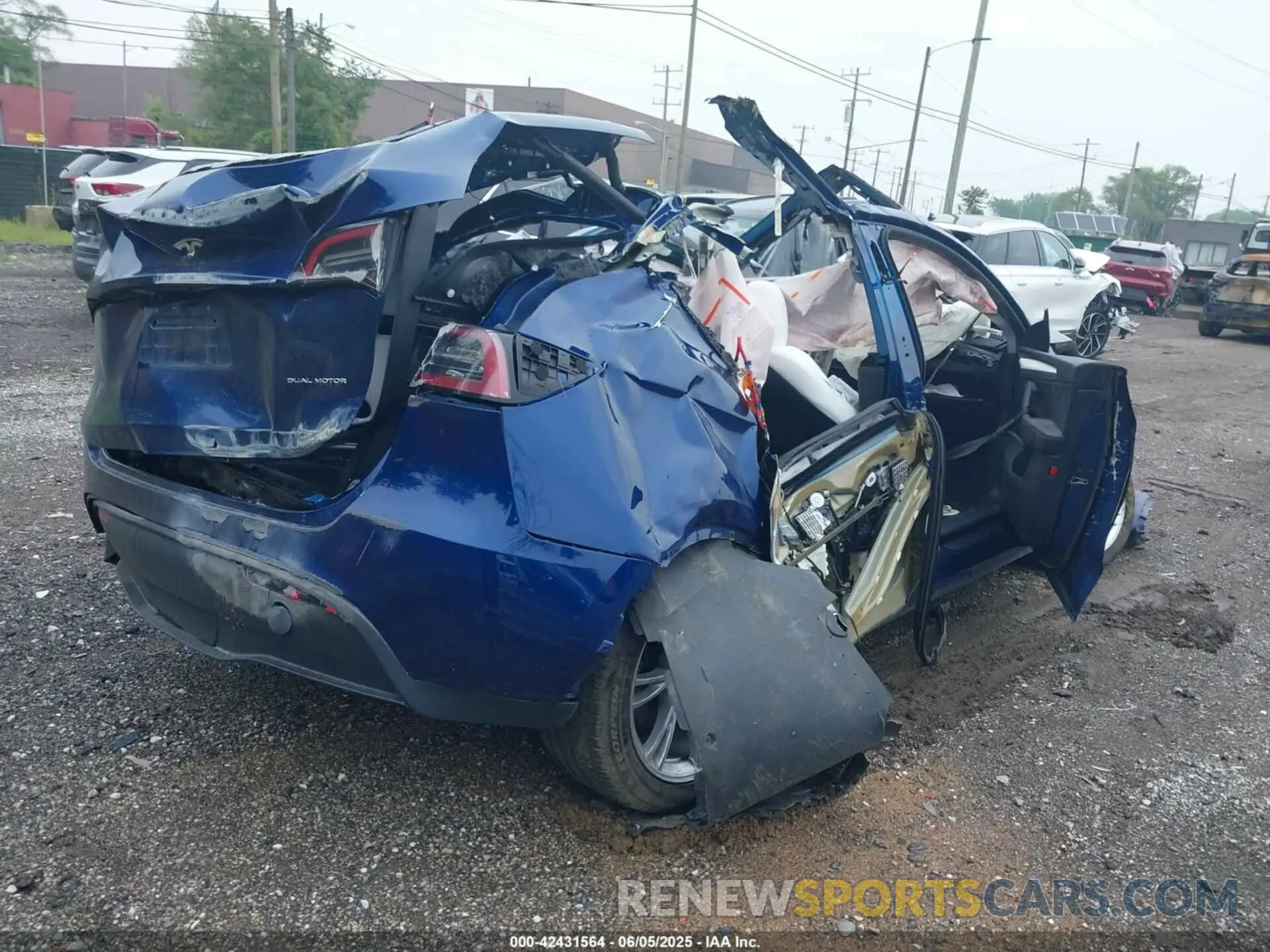 4 Photograph of a damaged car 7SAYGDEE0RA238102 TESLA MODEL Y 2024