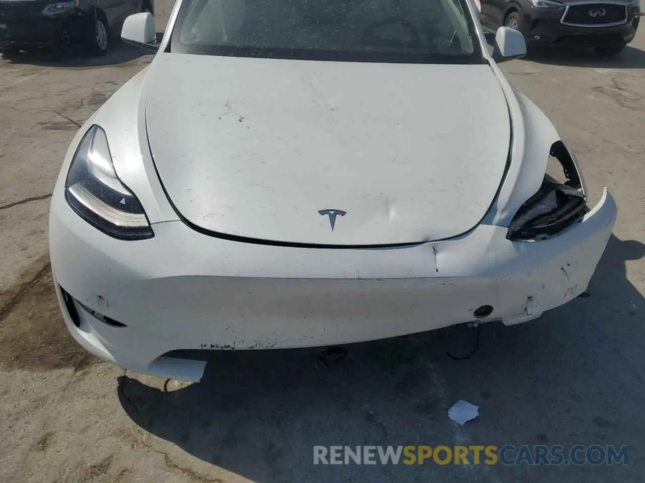 12 Photograph of a damaged car 7SAYGDEE0RA258110 TESLA MODEL Y 2024