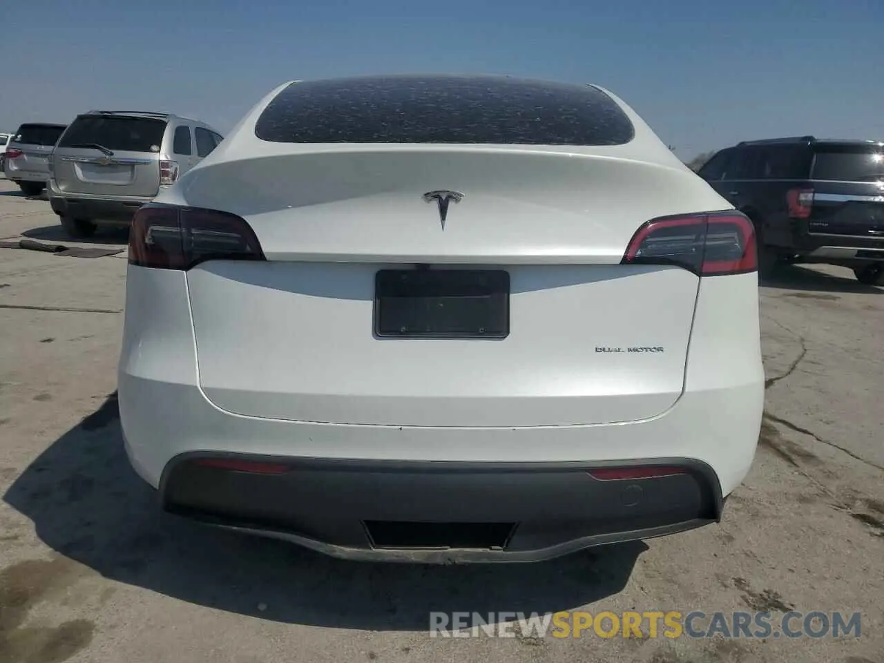 6 Photograph of a damaged car 7SAYGDEE0RA258110 TESLA MODEL Y 2024